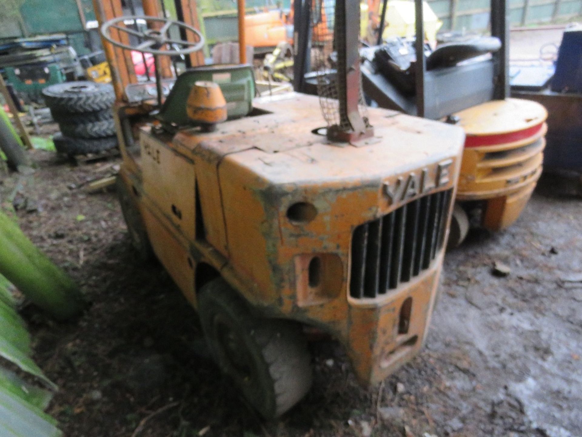 YALE DIESEL FORKLIFT TRUCK. WHEN TESTED WAS SEEN TO DRIVE, BRAKE AND LIFT (STEERING TIGHT). SEE VIDE - Image 2 of 7