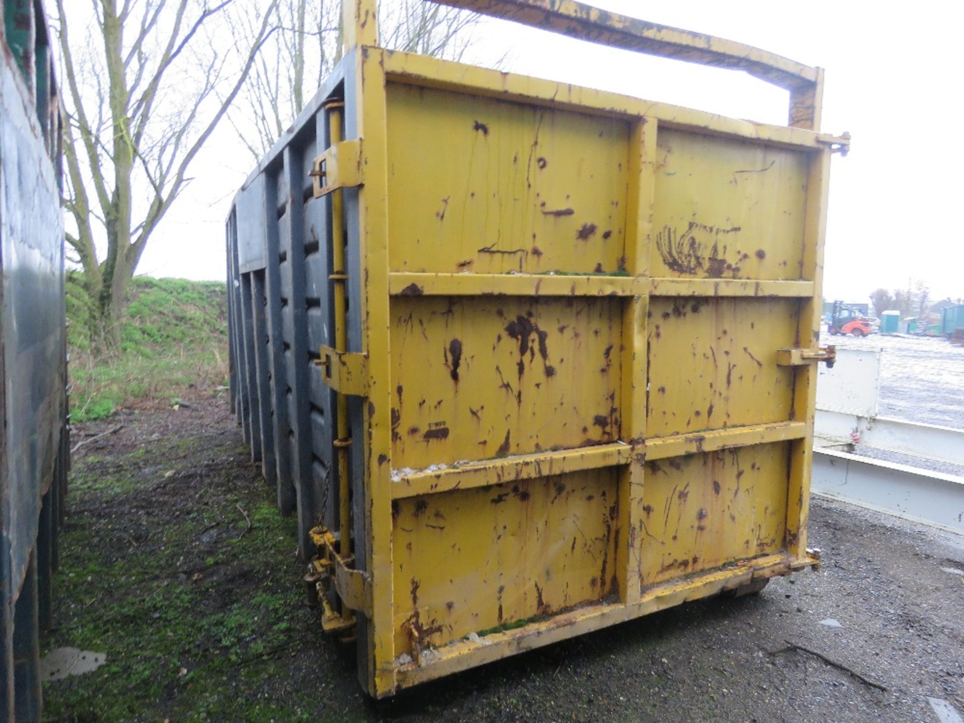HOOK LOADER BIN, ROLLONOFF TYPE, 40YARD CAPACITY APPROX WITH FULL WIDTH REAR DOOR. DIRECT FROM LOCAL - Image 4 of 7