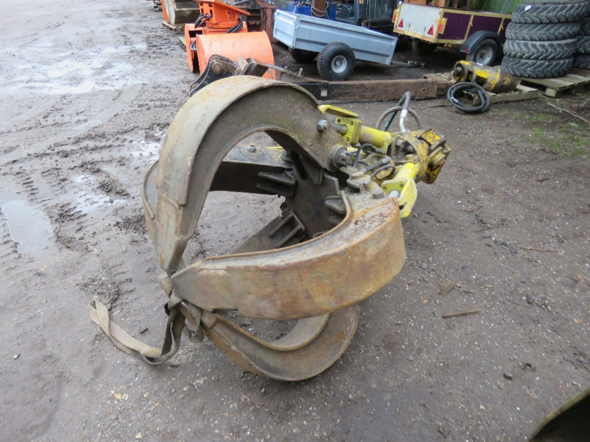 EXCAVATOR MOUNTED 5 TINE SCRAP GRAB WITH ROTATOR ON 65MM PINS, RAMS DONE LITTLE WORK SINCE REFURBISH - Image 6 of 6