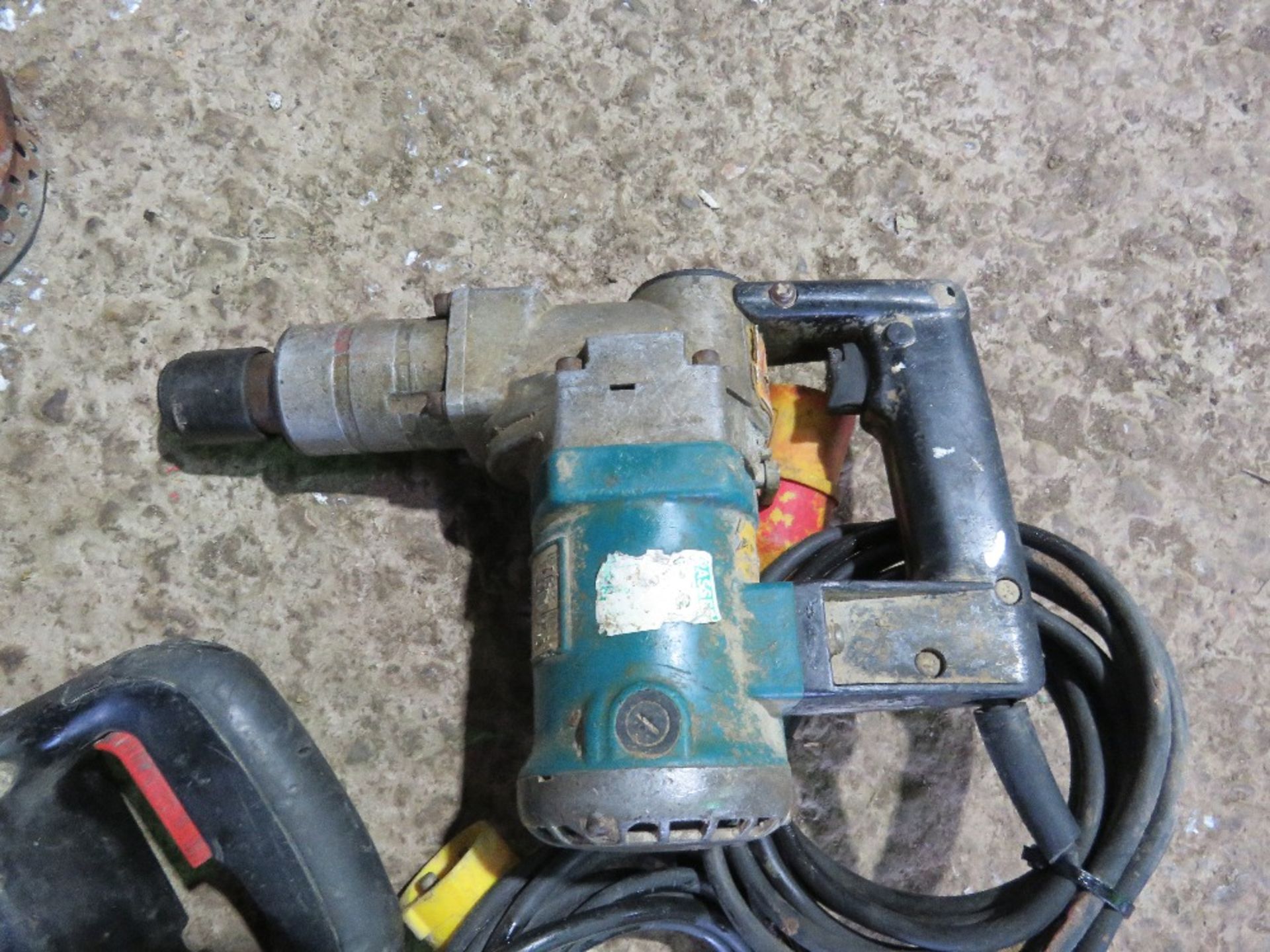 4 X 110VOLT POWERED ITEMS: SUB PUMP, 2 NO DRILLS, GRINDER. THIS LOT IS SOLD UNDER THE AUCTIONEERS - Image 3 of 8