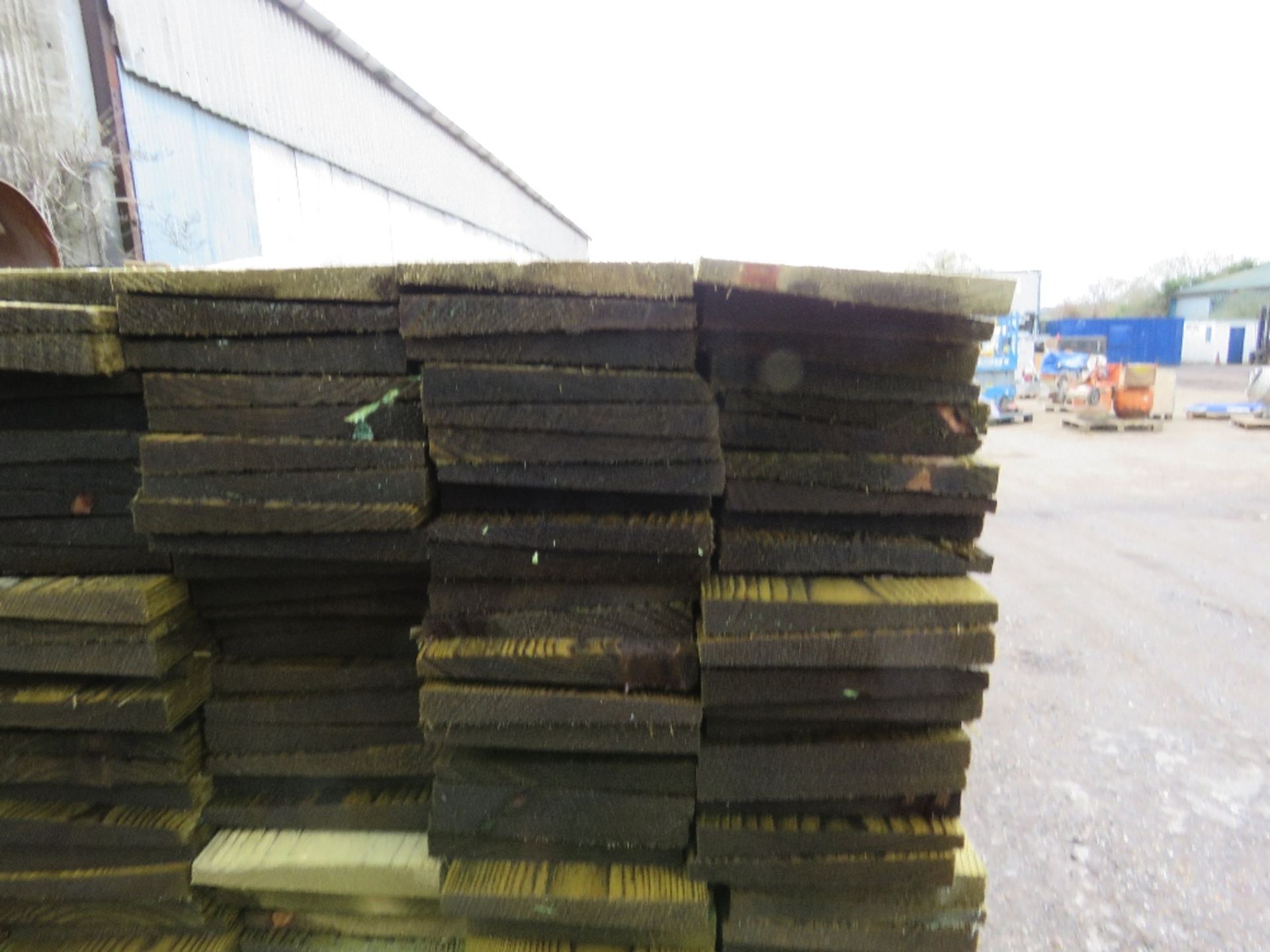 LARGE PACK OF TREATED FEATHER EDGE FENCE CLADDING TIMBER BOARDS. 1.65M LENGTH X 100MM WIDTH APPROX. - Bild 3 aus 3