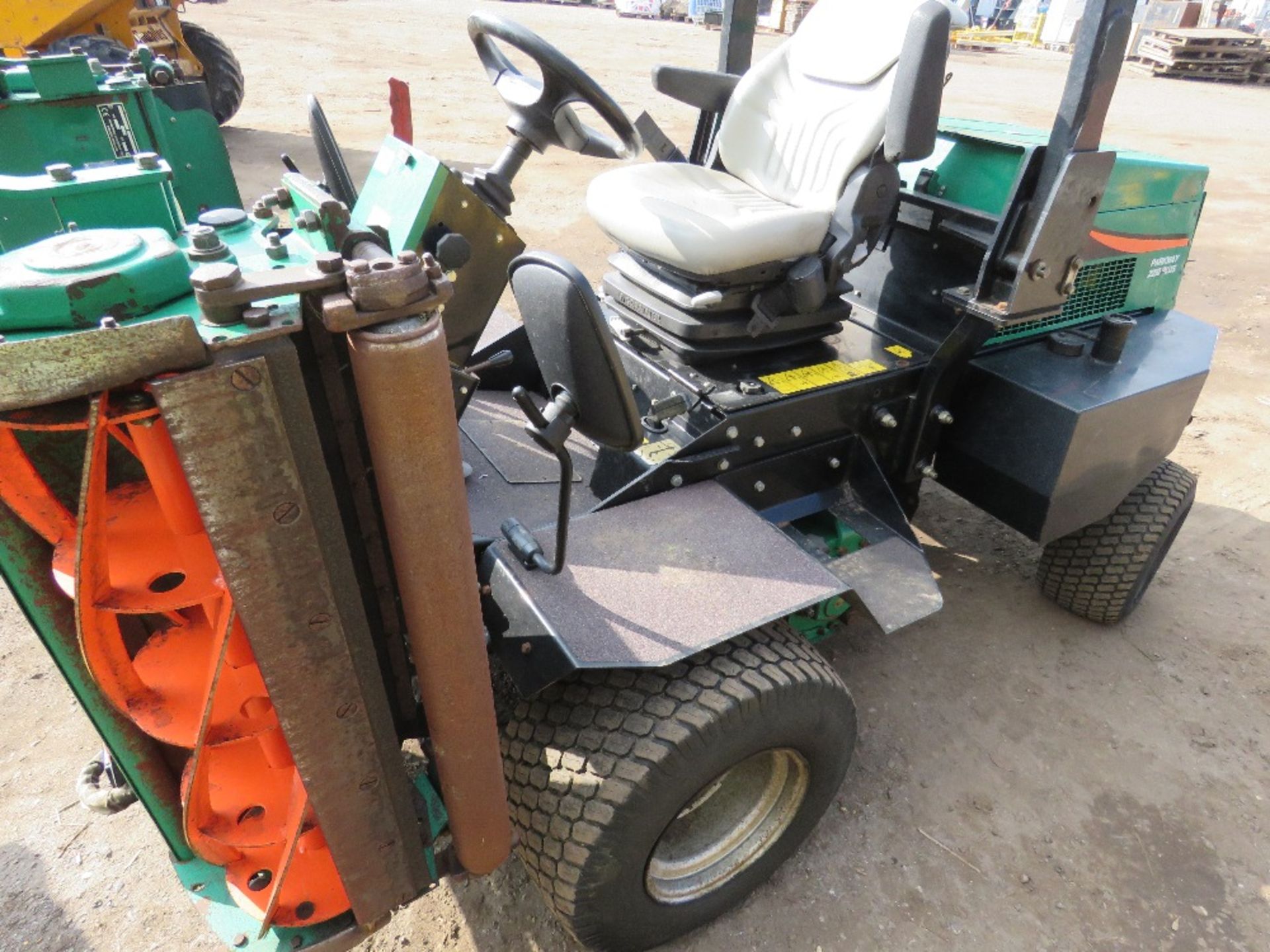 RANSOMES PARKWAY 2250 PLUS PROFESSIONAL TRIPLE RIDE ON MOWER, 4WD, 3300 REC HOURS. DIRECT FROM GOLF - Image 6 of 11