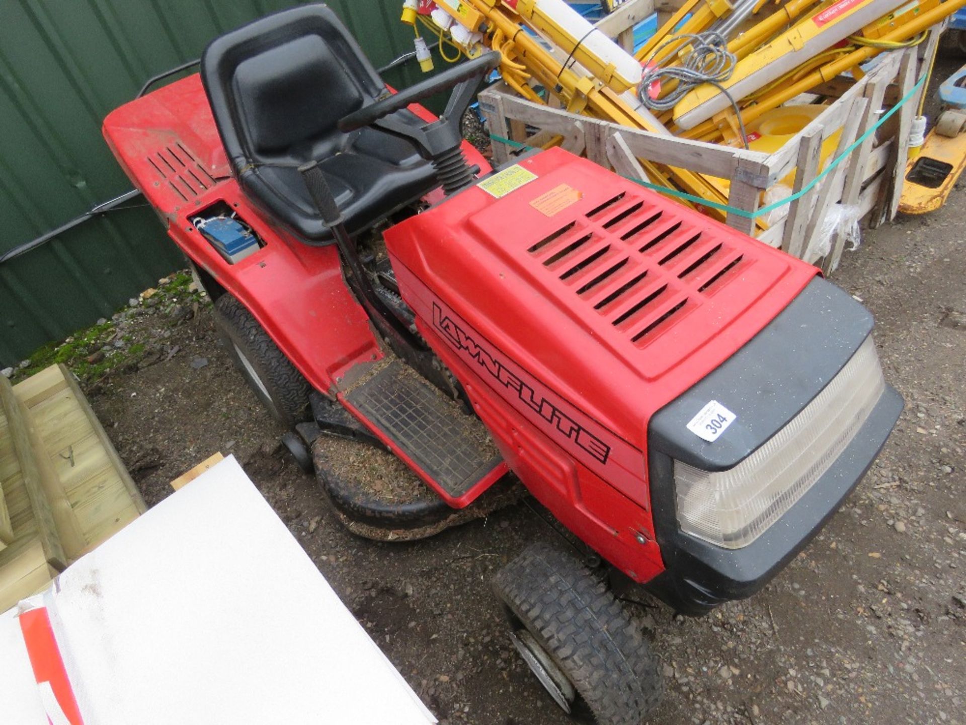 LAWNFLITE 940 RIDE ON MOWER WITH COLLECTOR. PART EXCHANGE MACHINE, CONDITION UNKNOWN. THIS LOT IS