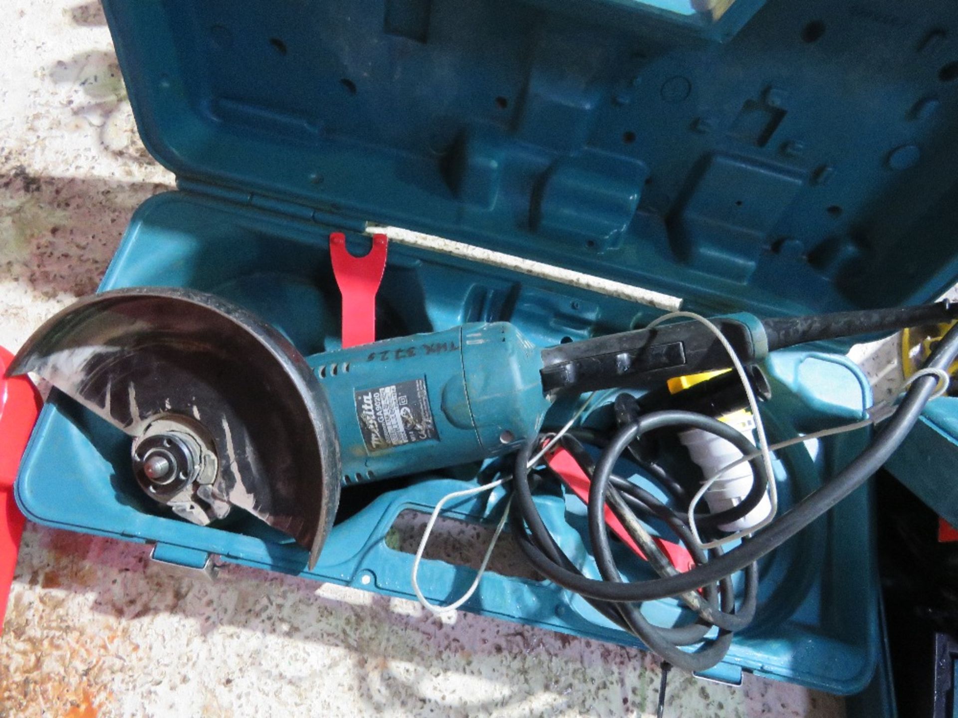 MAKITA 110VOLT ANGLE GRINDER IN A CASE THX3725 - Image 2 of 2