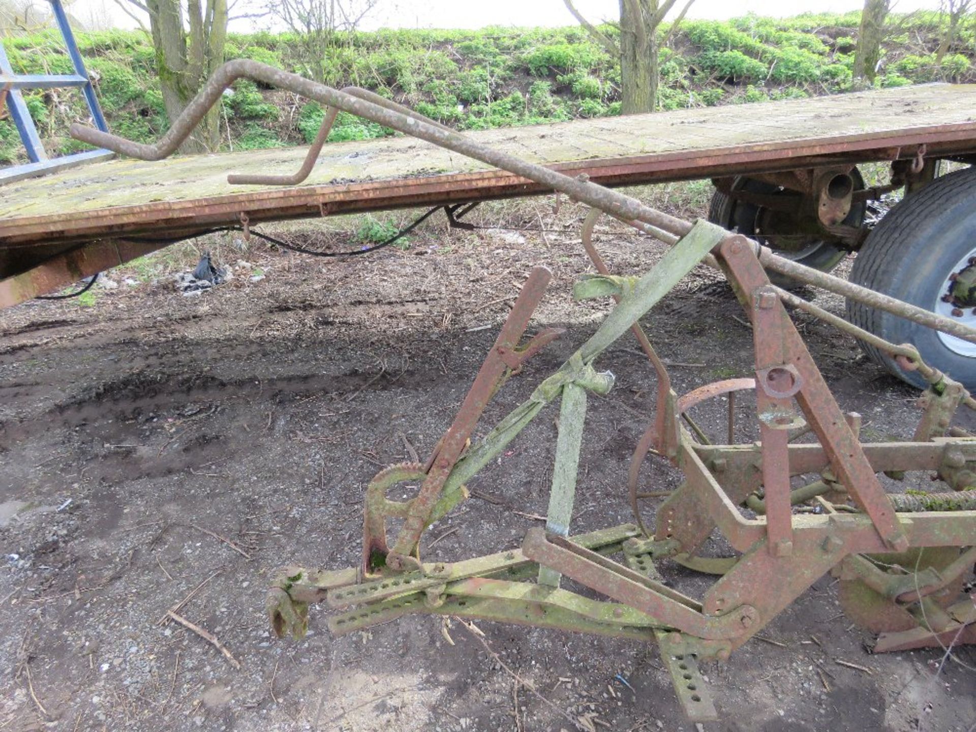 VINTAGE 2 FURROW TRAILED TRACTOR PLOUGH.....THIS LOT IS SOLD UNDER THE AUCTIONEERS MARGIN SCHEME, TH - Image 5 of 5