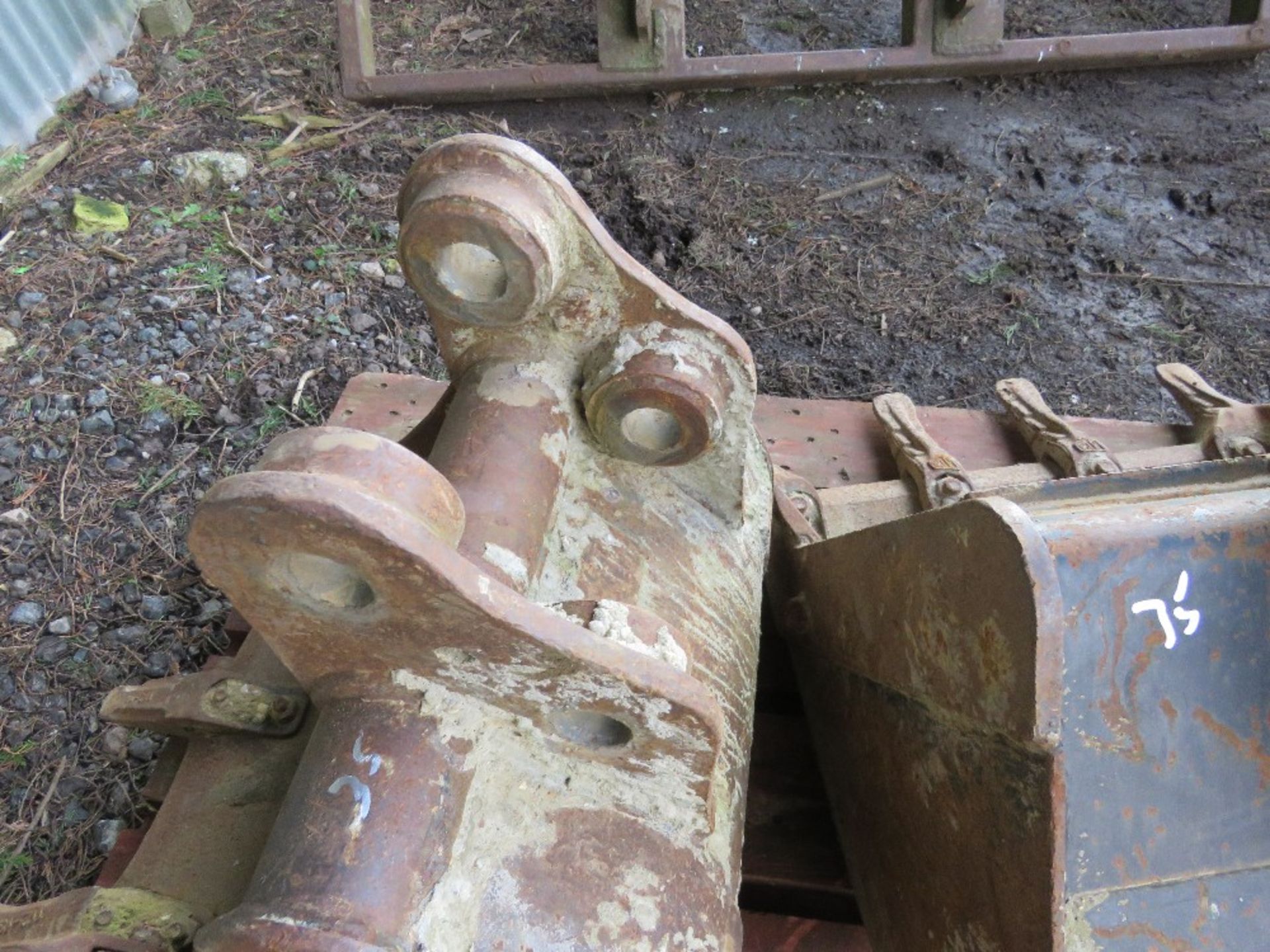 2 X EXCAVATOR BUCKETS @ 2FT AND 18" WIDTH APPROX ON 35MM PINS. - Image 4 of 5