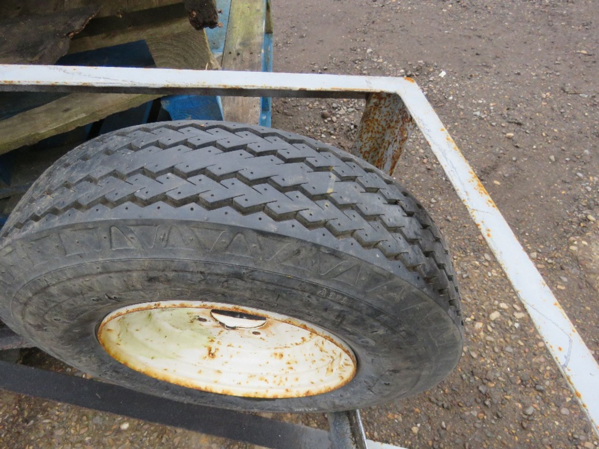 SMALL SIZED TRAILER CHASSIS, IDEAL FOR GARDEN TRACTOR.....THIS LOT IS SOLD UNDER THE AUCTIONEERS MAR - Bild 5 aus 5