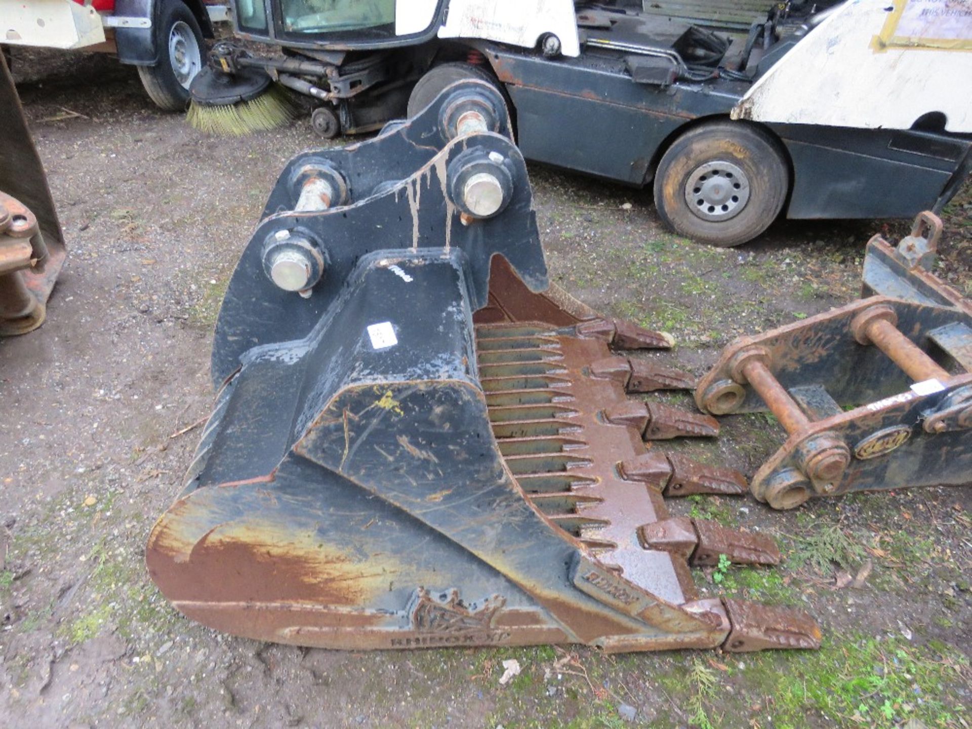 RHINOX 1.2M WIDTH EXCAVATOR MOUNTED RIDDLE BUCKET ON 65MM PINS, LITTLE USED. BEING SOLD AS SURPLUS T