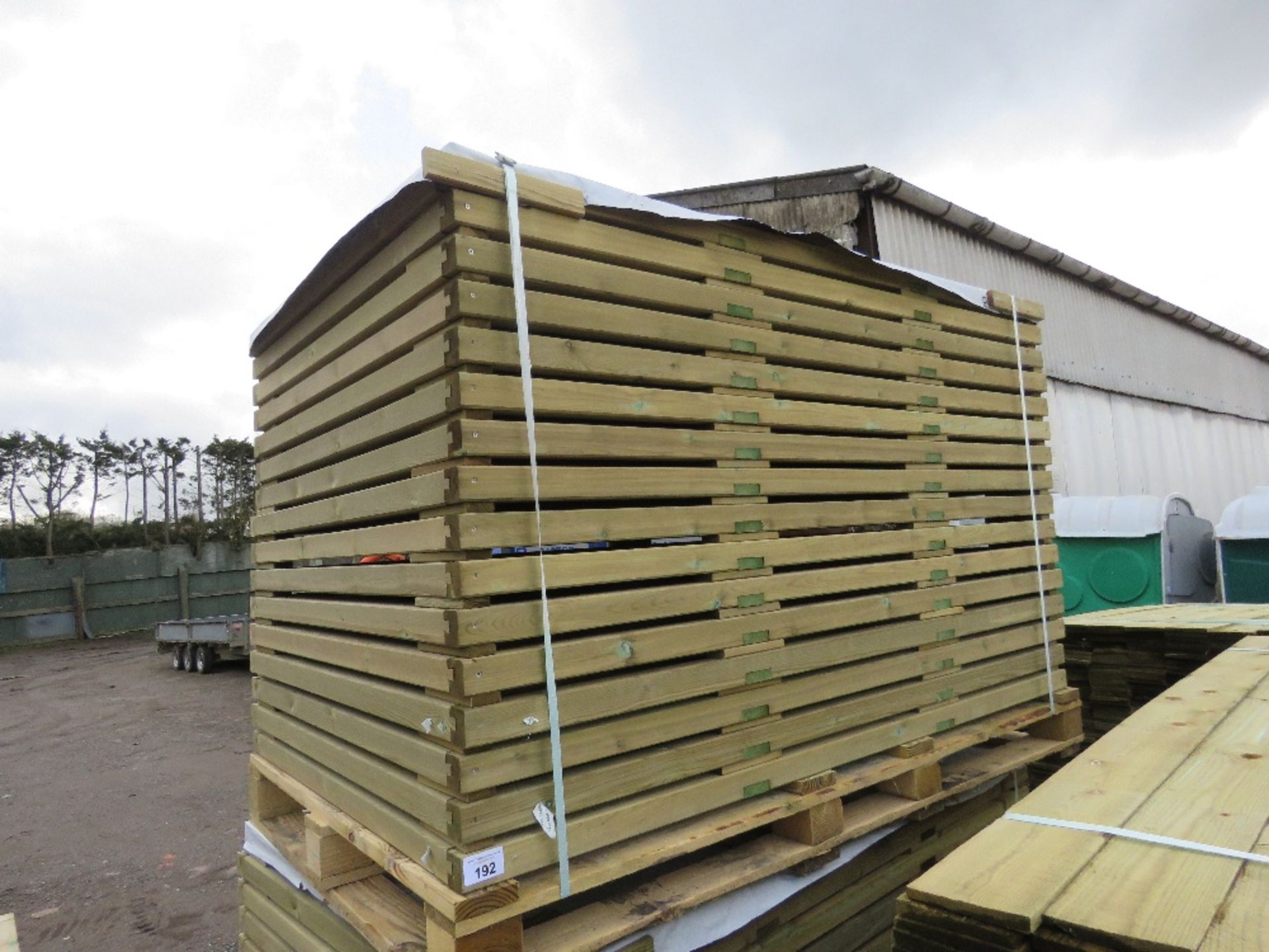 PACK OF VENETIAN SLAT FENCE PANELS 1.83M X 1.22M APPROX. 16NO PANELS IN TOTAL.