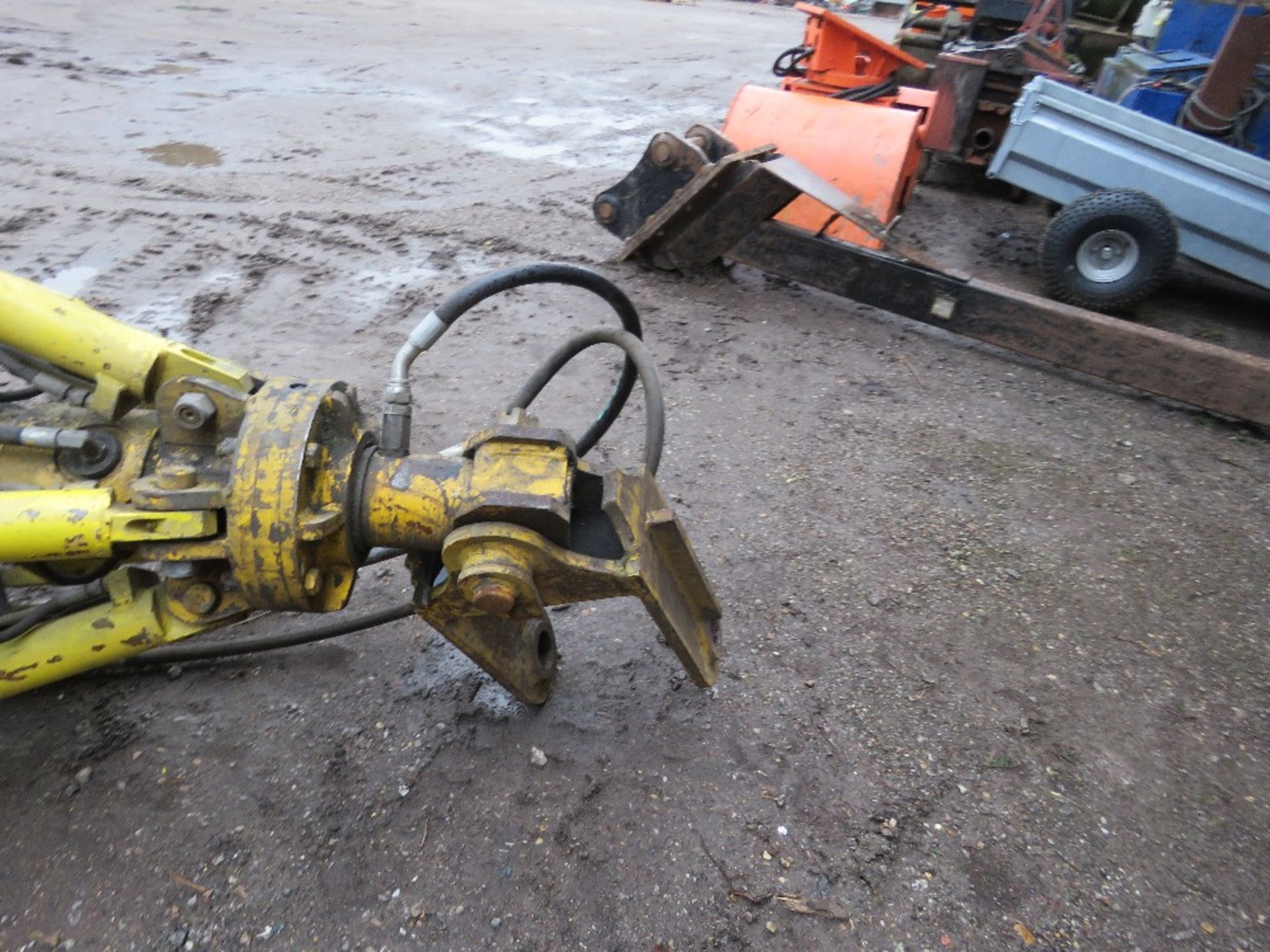 EXCAVATOR MOUNTED 5 TINE SCRAP GRAB WITH ROTATOR ON 65MM PINS, RAMS DONE LITTLE WORK SINCE REFURBISH - Image 4 of 6