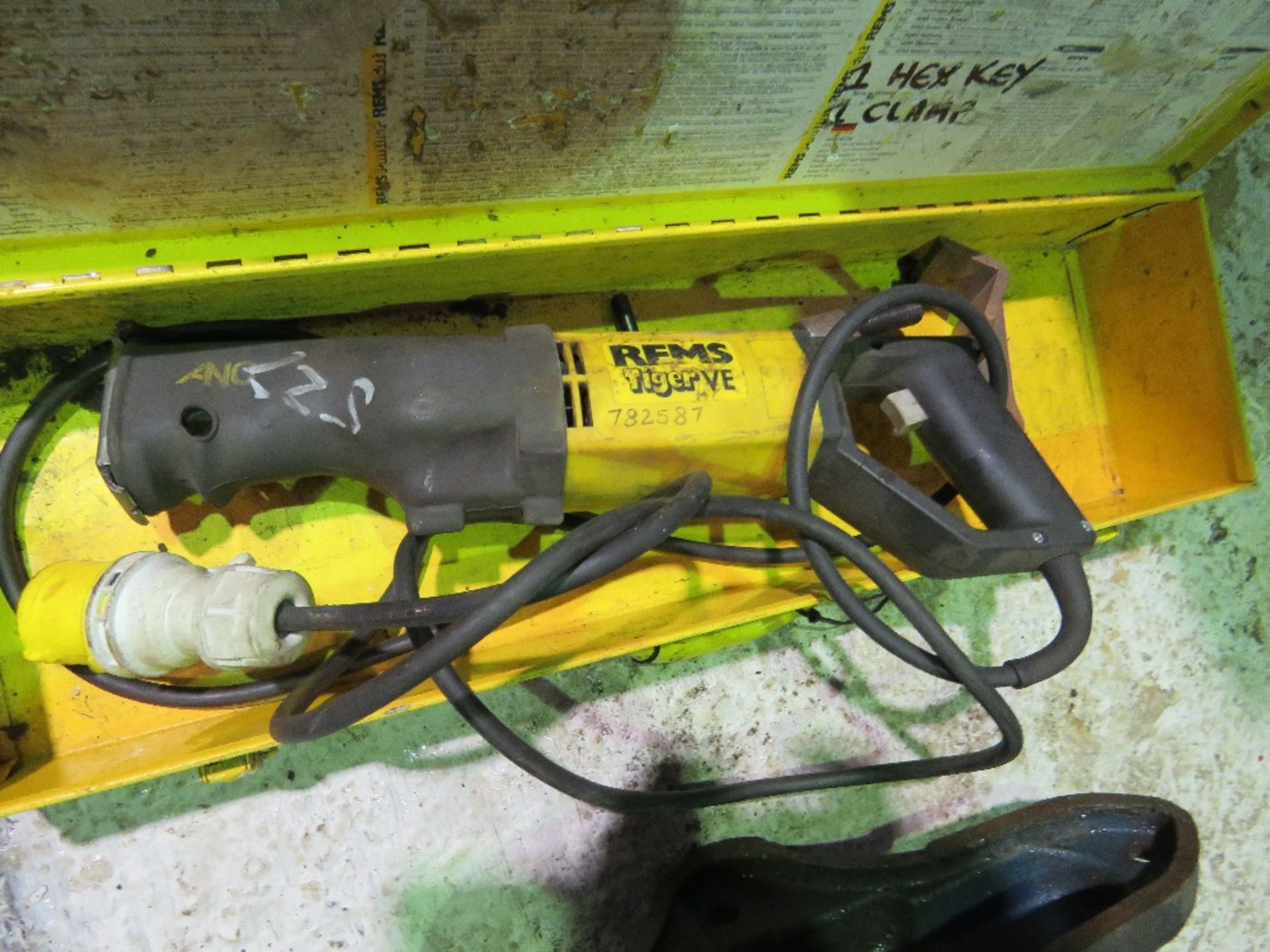 REMS 110VOLT PIPE CUTTING SAW IN A CASE. - Image 2 of 3