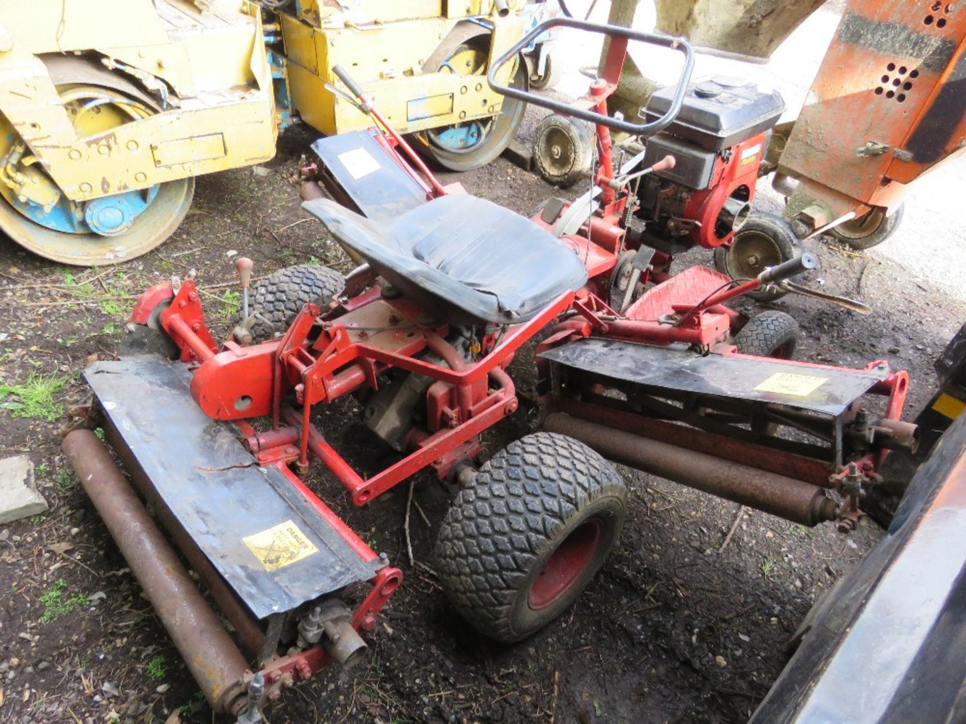 ROBIN ENGINED RIDE ON TRIPLE CYLINDER MOWER. - Image 6 of 6