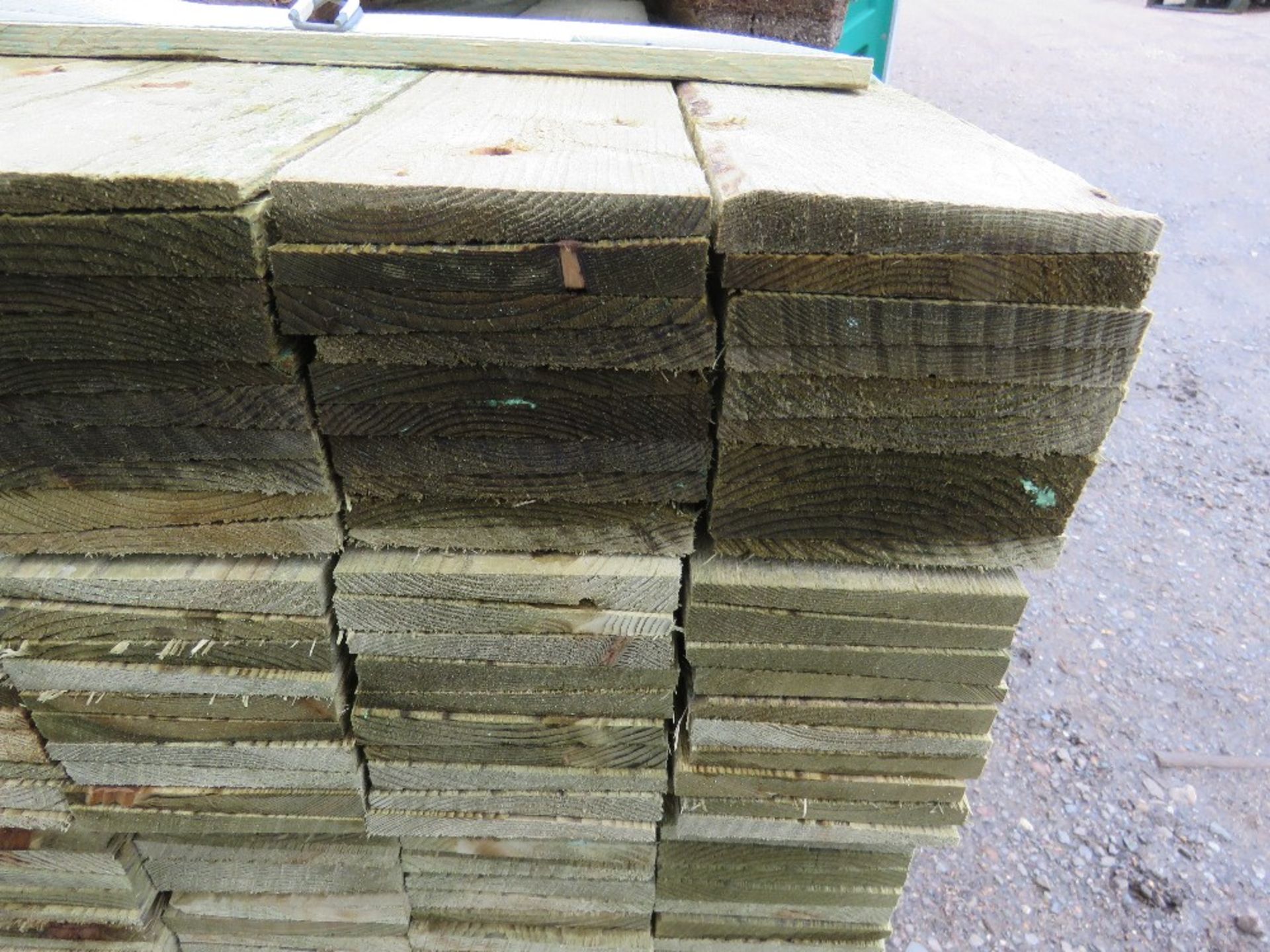 LARGE PACK OF TREATED FEATHER EDGE CLADDING TIMBER BOARDS: 1.8M LENGTH X 100MM WIDTH APPROX. - Bild 2 aus 3