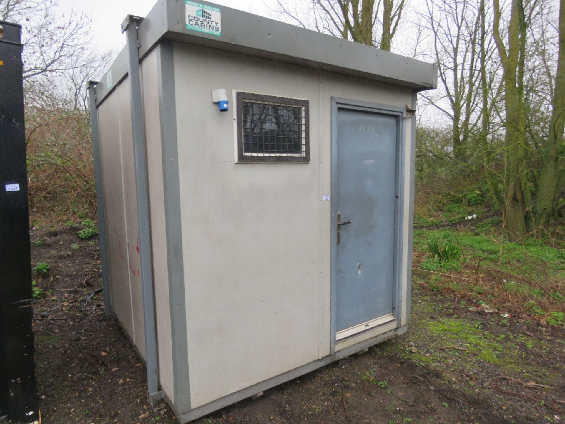 PORTAKABIN STYLE JACKLEGGED PORTABLE SITE OFFICE 8FT X 9FT APPROX.. SOURCED FROM COMPANY LIQUIDATION - Image 2 of 6