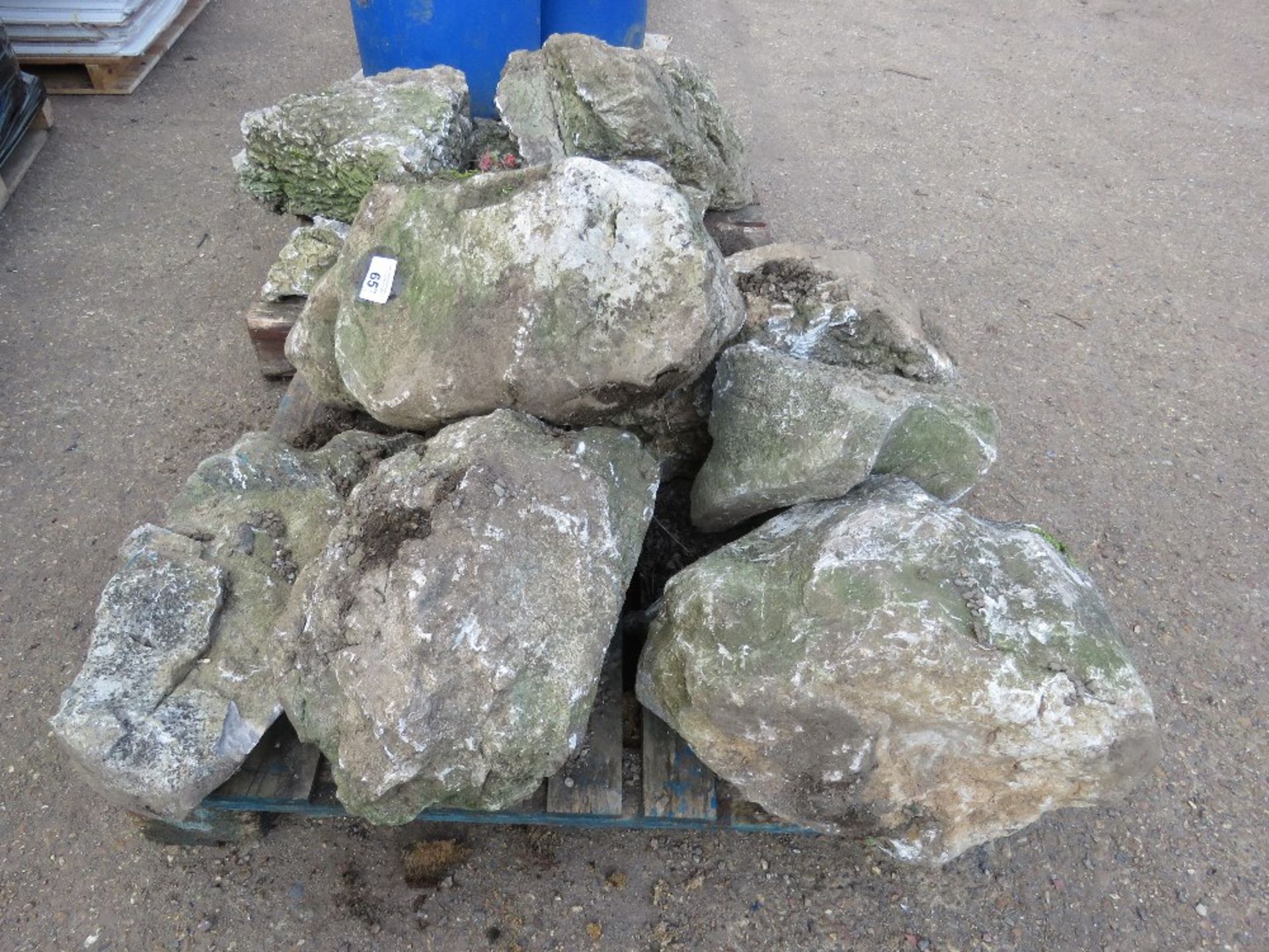 2 X PALLETS OF LARGE ROCKERY DECORATIVE STONES.....THIS LOT IS SOLD UNDER THE AUCTIONEERS MARGIN SCH - Bild 2 aus 7