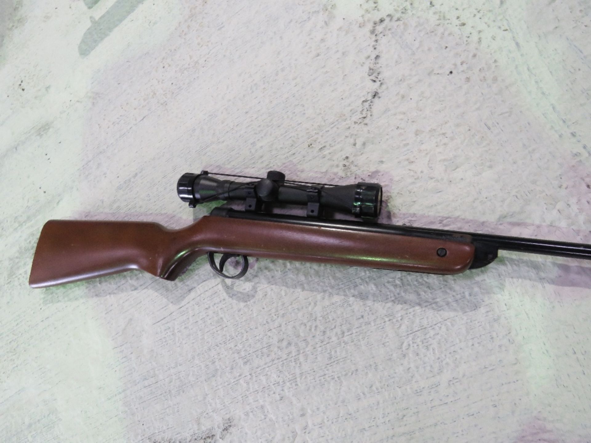 AIR RIFLE WITH TELESCOPIC SIGHT. THIS LOT IS SOLD UNDER THE AUCTIONEERS MARGIN SCHEME, THEREFORE - Image 4 of 5