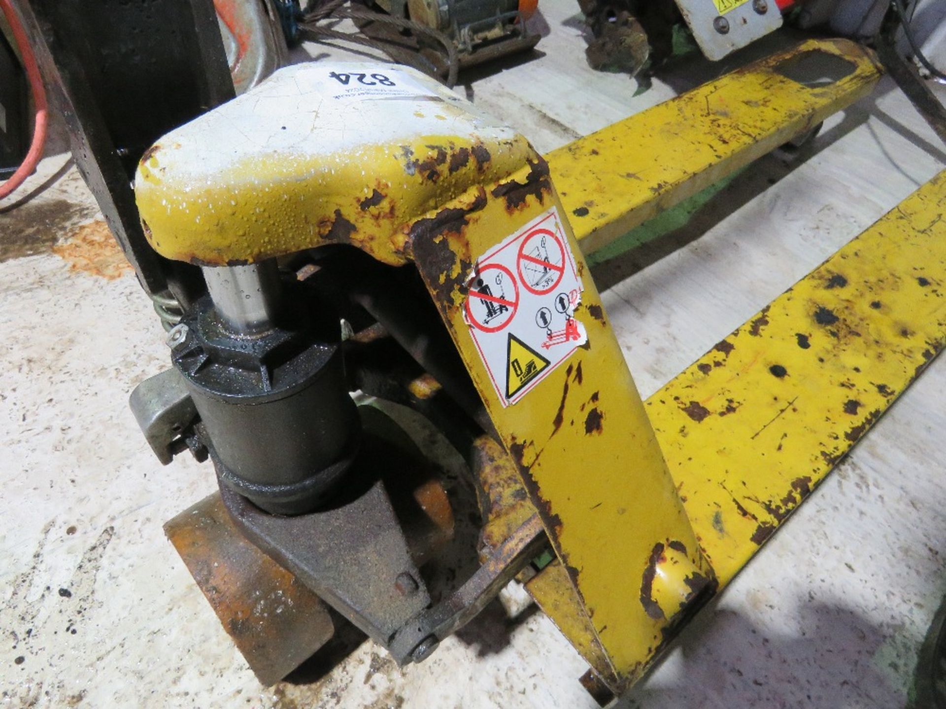 YALE HYDRAULIC PALLET TRUCK.....THIS LOT IS SOLD UNDER THE AUCTIONEERS MARGIN SCHEME, THEREFORE NO V - Image 3 of 3