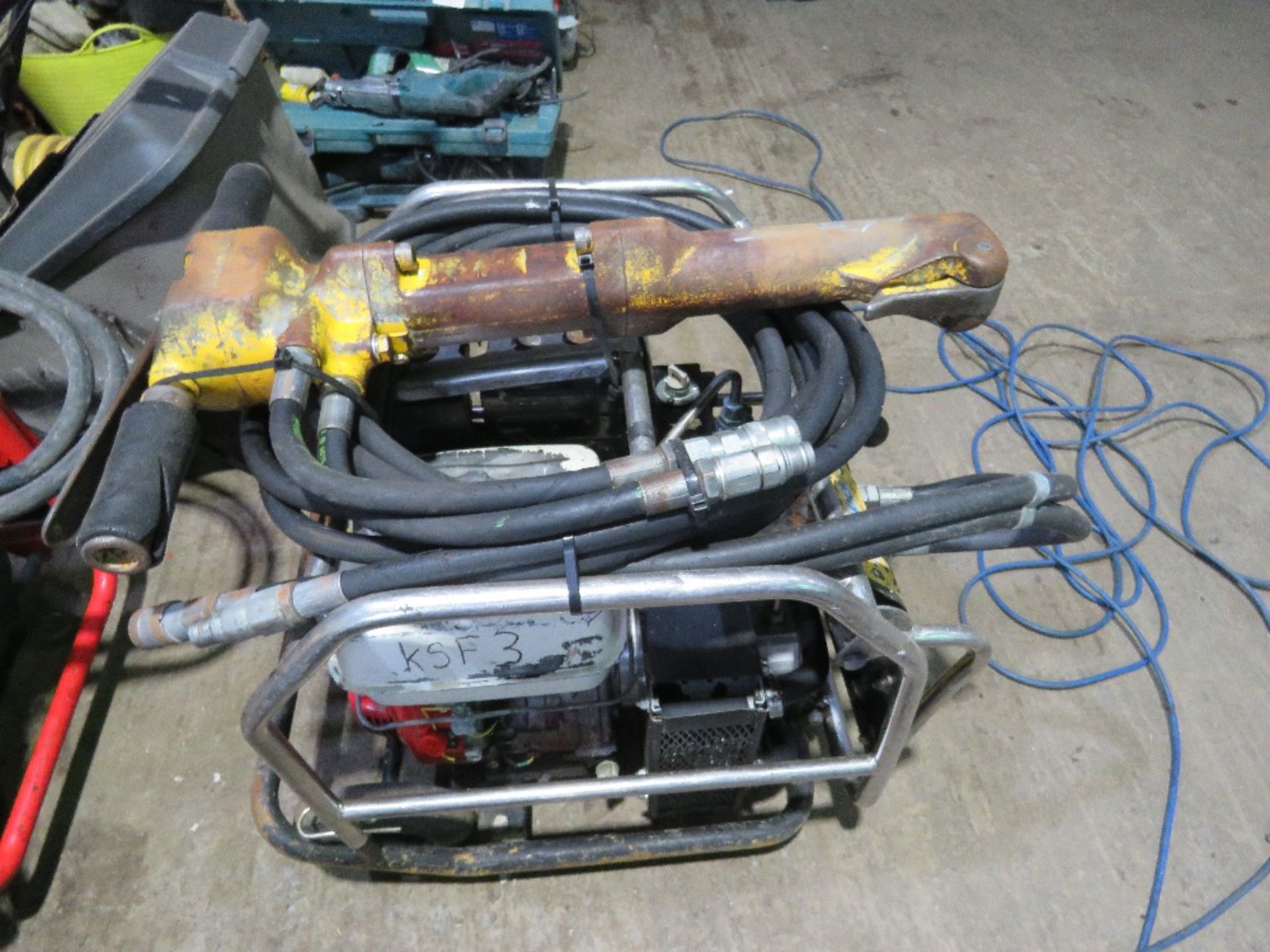 JCB HYDRAULIC BREAKER PACK WITH HOSE AND GUN. - Image 3 of 4
