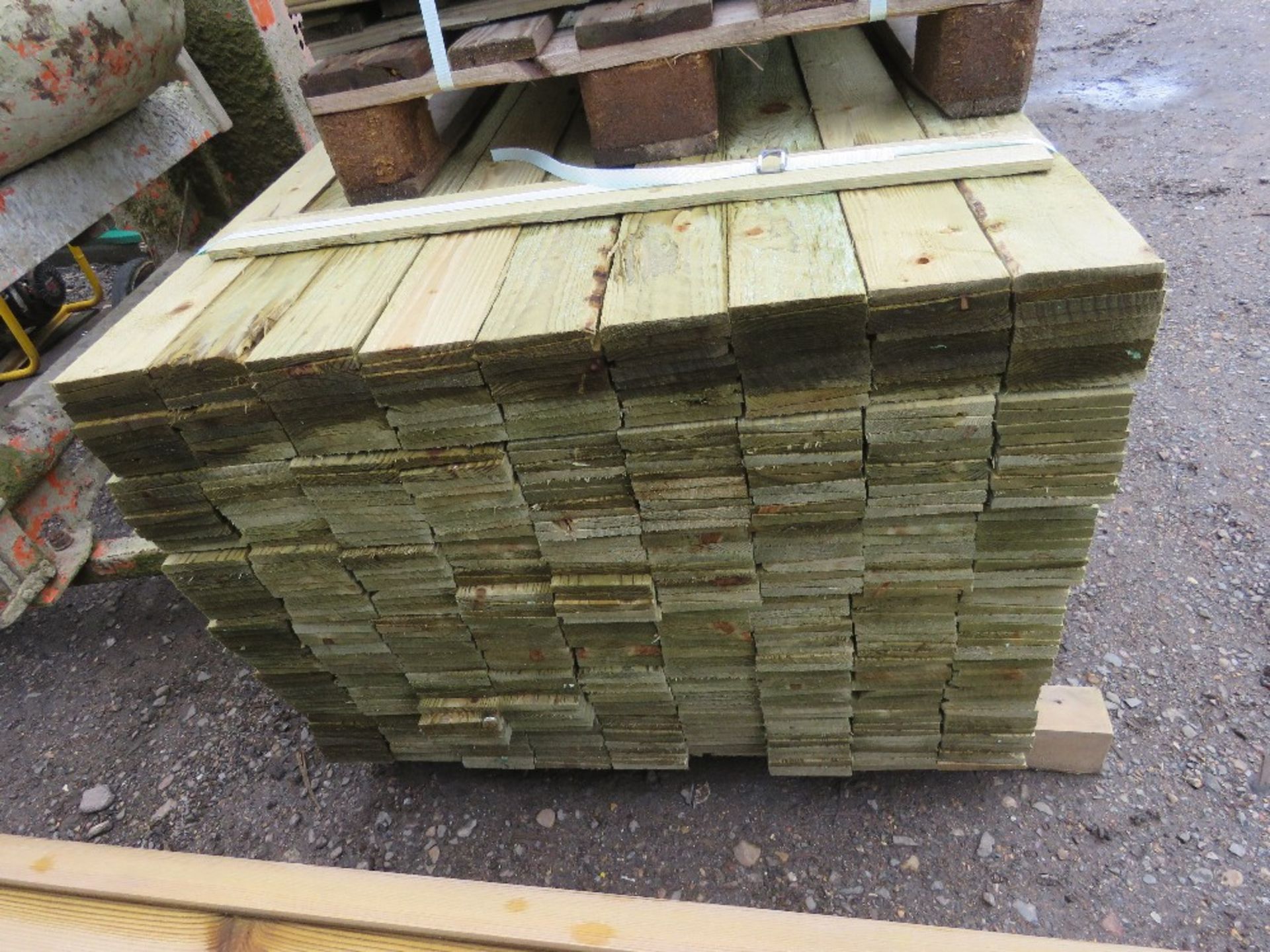 LARGE PACK OF TREATED FEATHER EDGE CLADDING TIMBER BOARDS: 1.8M LENGTH X 100MM WIDTH APPROX. - Bild 3 aus 3