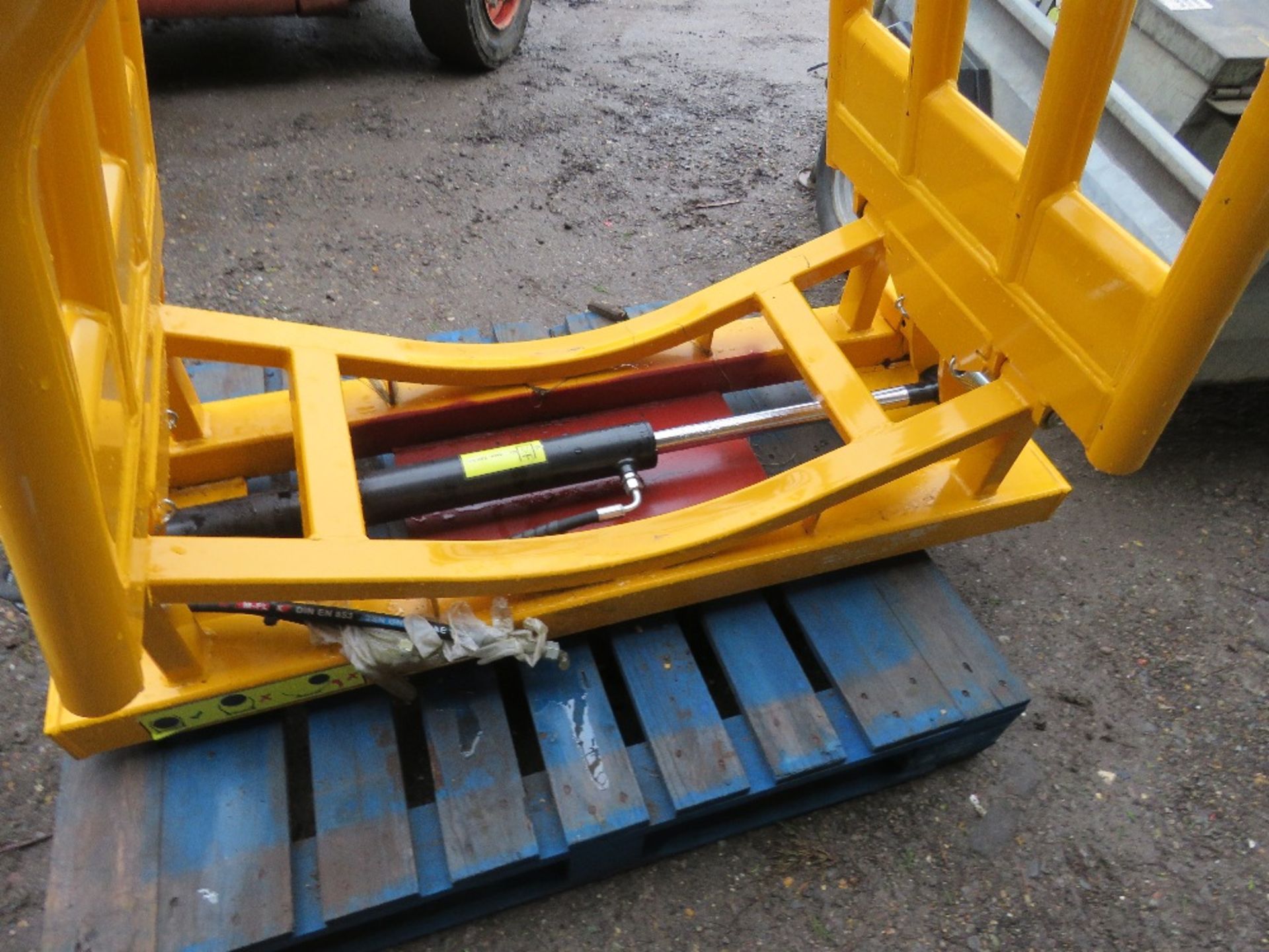 WRAPPED SILAGE BALE SQUEEZE ATTACHMENT FOR LOADER, APPEARS UNUSED.....THIS LOT IS SOLD UNDER THE AUC - Image 3 of 5