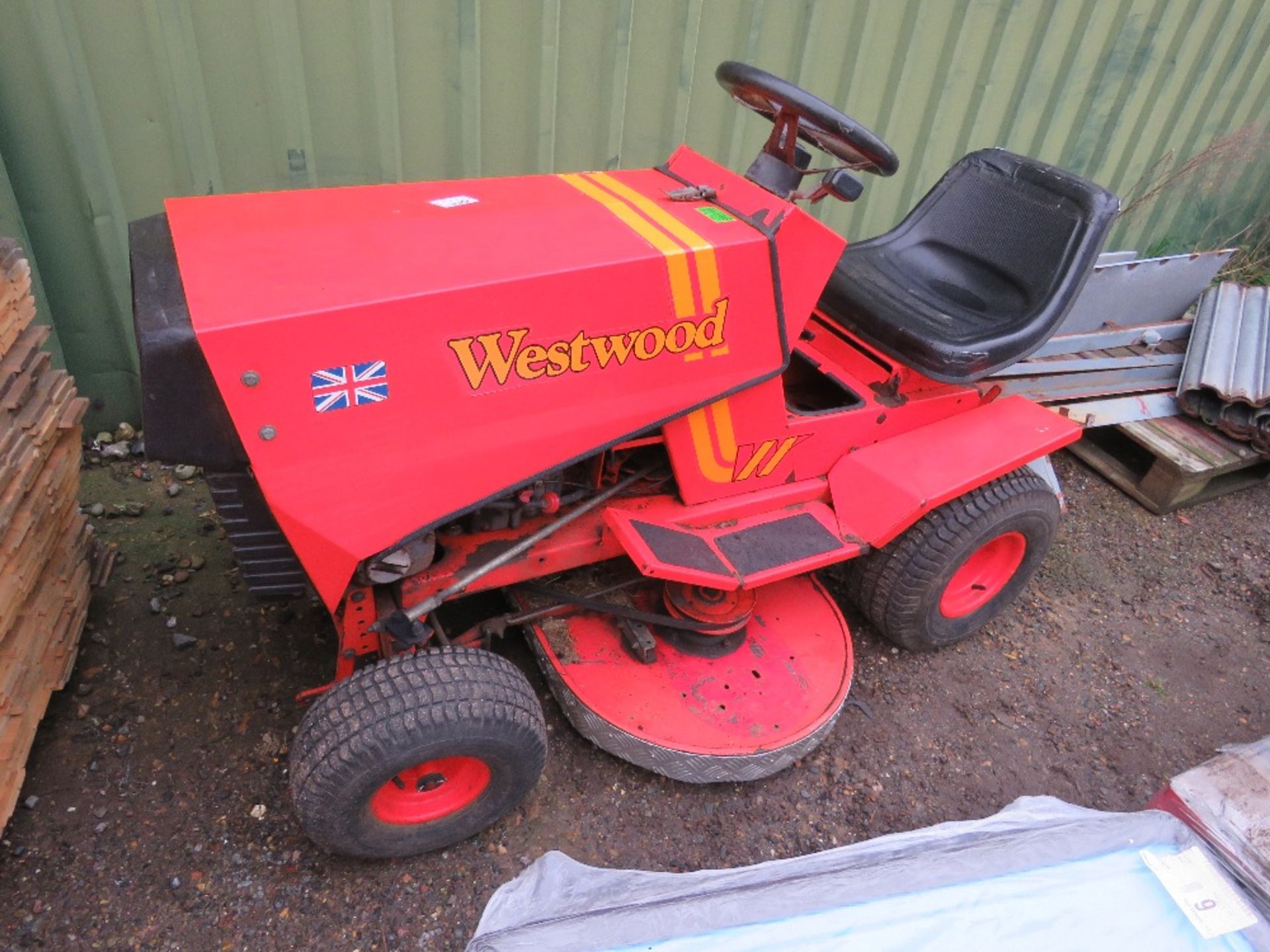 WESTWOOD T1200 RIDE ON MOWER. WHEN TESTED WAS SEEN TO RUN, DRIVE AND BLADES TURNED. THIS LOT IS S