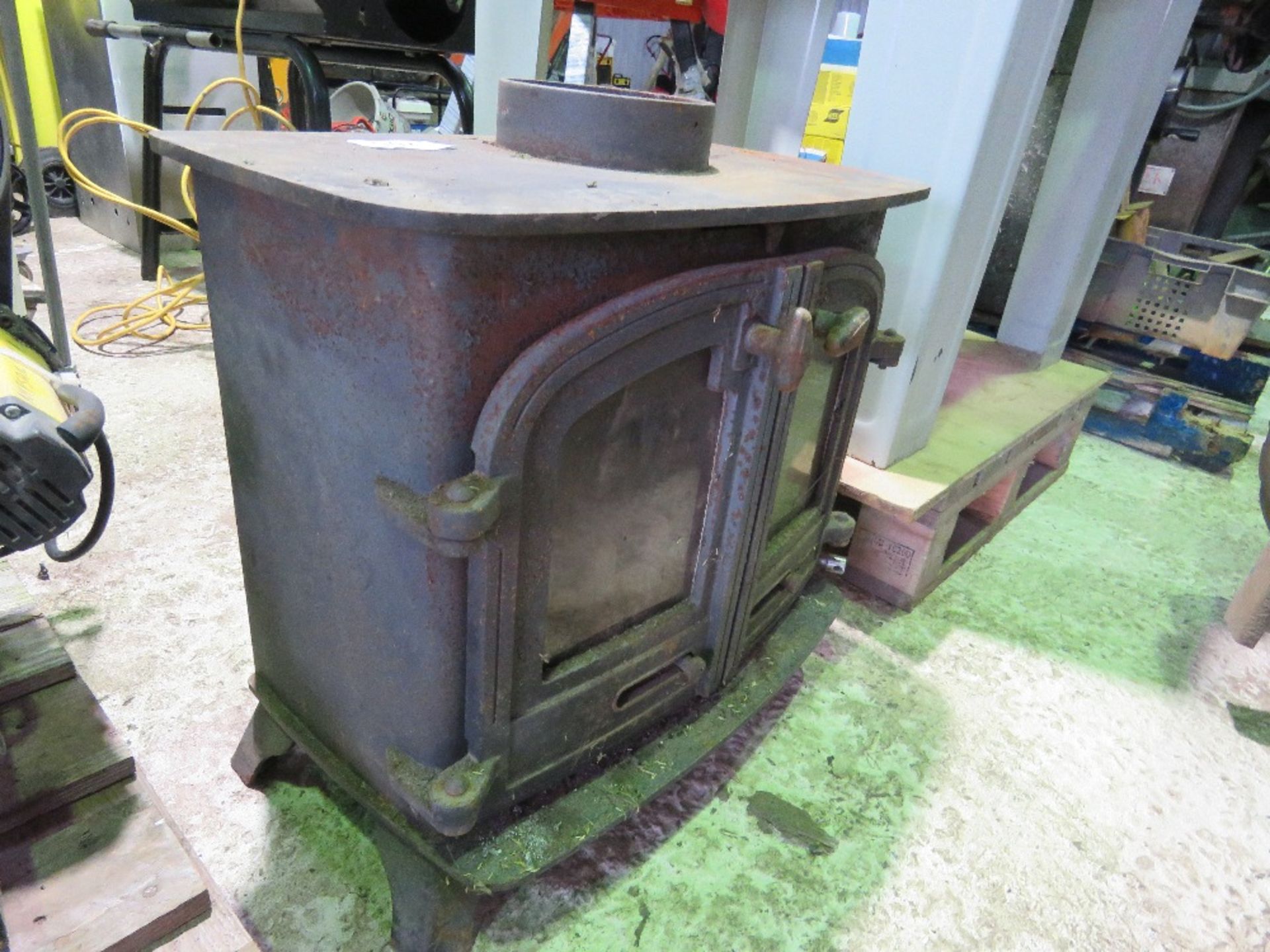 LARGE YEOMAN EXE FLAT TOPPED MULTI FUEL BURNING STOVE. THIS LOT IS SOLD UNDER THE AUCTIONEERS - Image 5 of 7