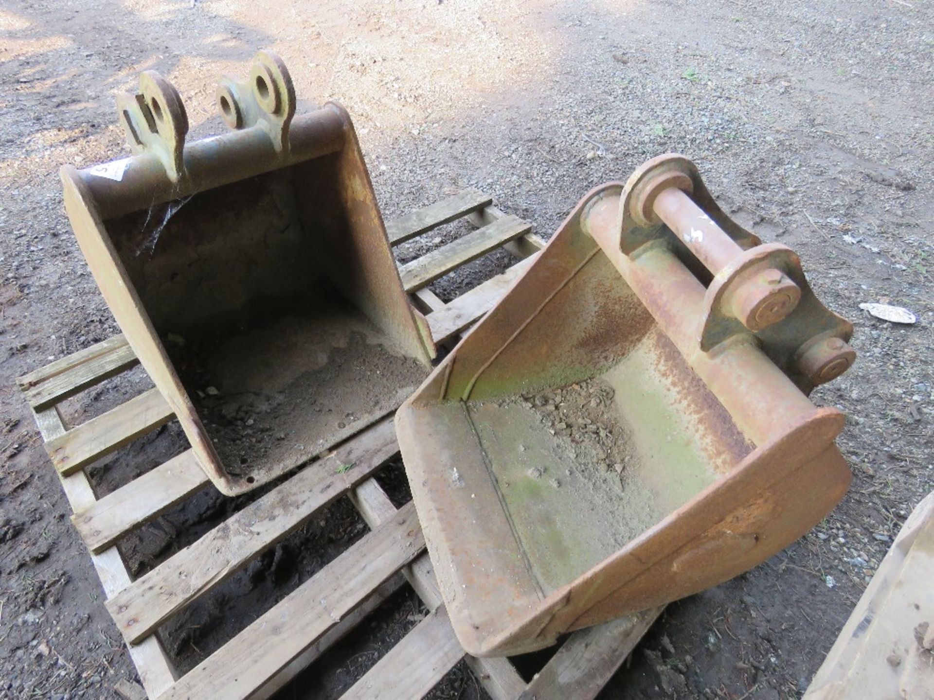 2 X EXCAVATOR BUCKETS @ 18" WIDTH APPROX ON 35MM PINS. - Image 4 of 4