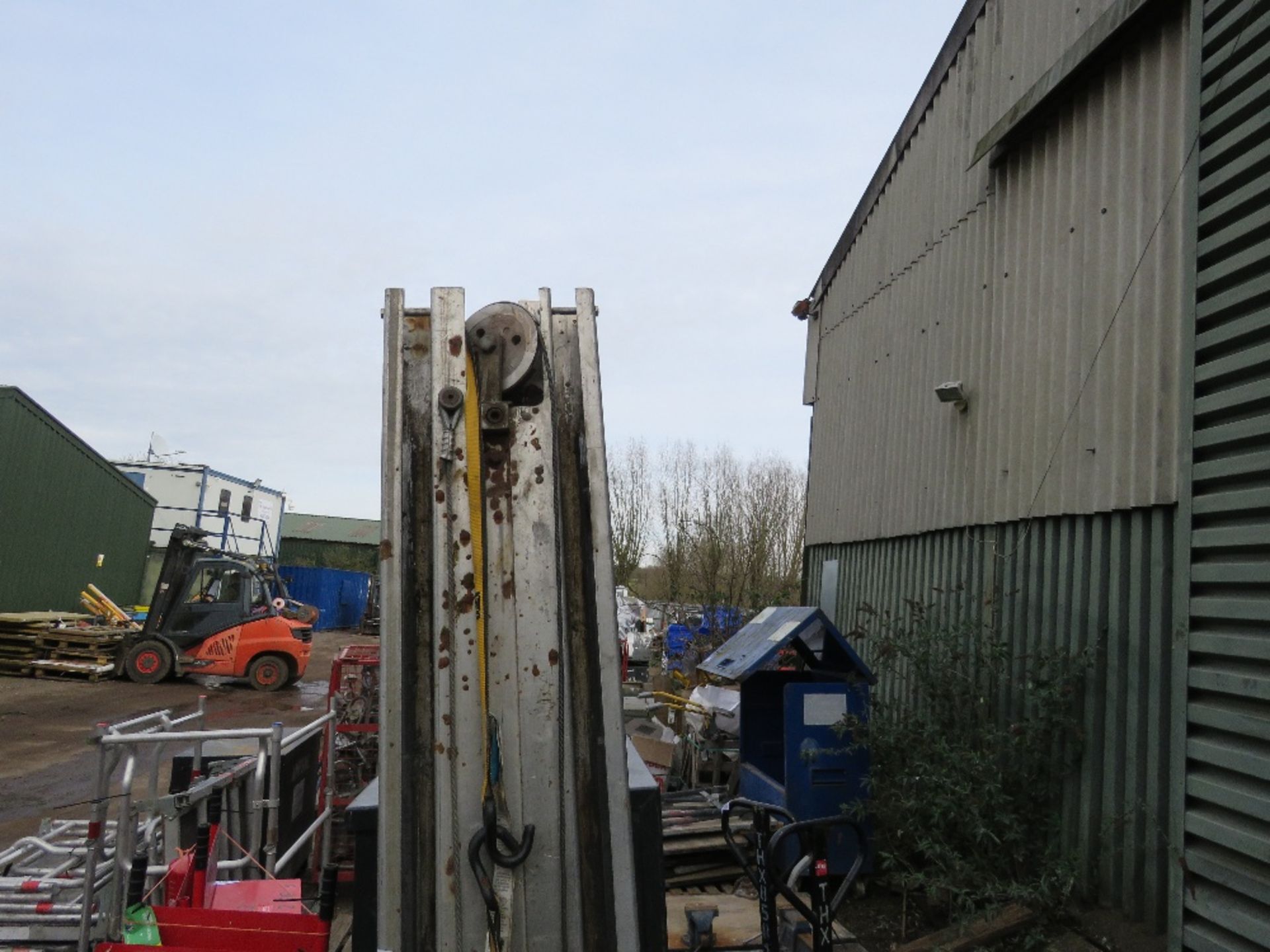 SUMNER 2018 EXTRA TALL MATERIAL HOIST WITH FORKS. SOURCED FROM LOCAL RETIRING BUILDER. THIS LOT - Image 4 of 7