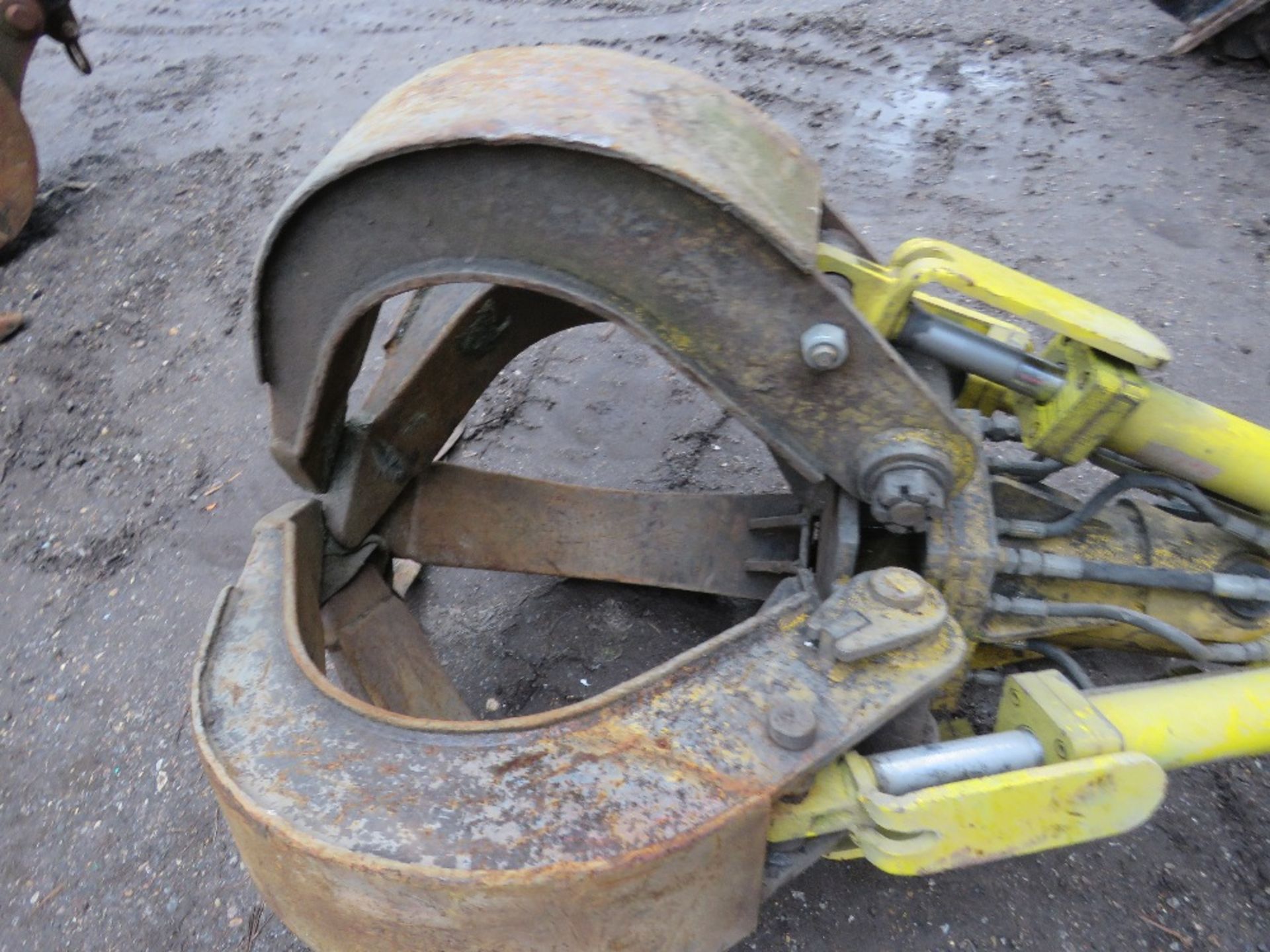 EXCAVATOR MOUNTED 5 TINE SCRAP GRAB WITH ROTATOR ON 65MM PINS, RAMS DONE LITTLE WORK SINCE REFURBISH - Image 5 of 6