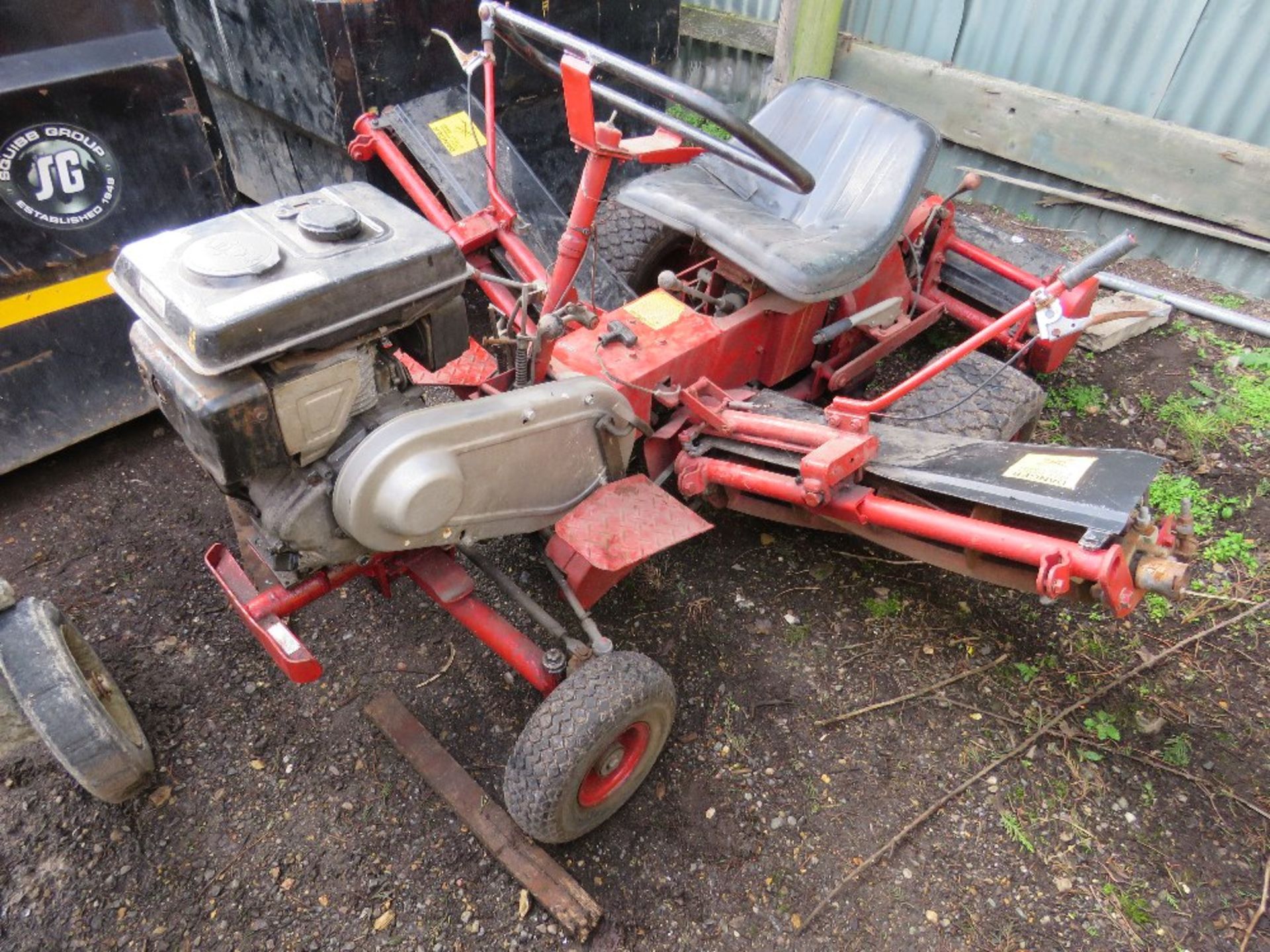 ROBIN ENGINED RIDE ON TRIPLE CYLINDER MOWER. - Image 3 of 6