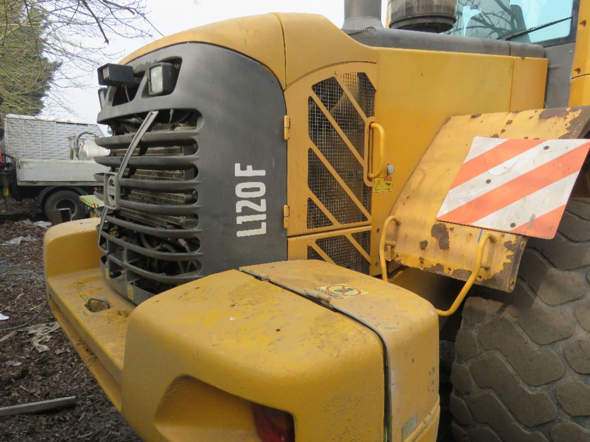 VOLVO L120F WHEELED LOADING SHOVEL YEAR 2009 BUILD. WITH SOIL AND SCREENING BUCKETS AS SHOWN. SN:VCE - Image 8 of 27