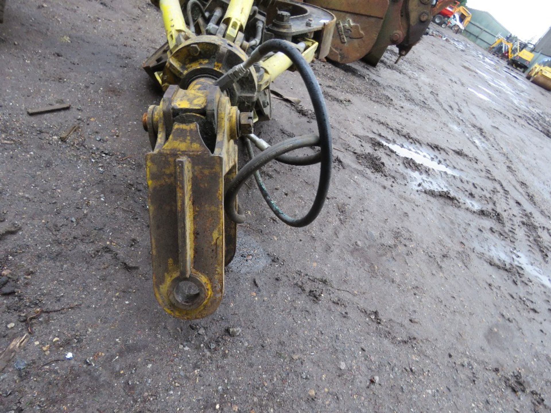 EXCAVATOR MOUNTED 5 TINE SCRAP GRAB WITH ROTATOR ON 65MM PINS, RAMS DONE LITTLE WORK SINCE REFURBISH - Image 2 of 6