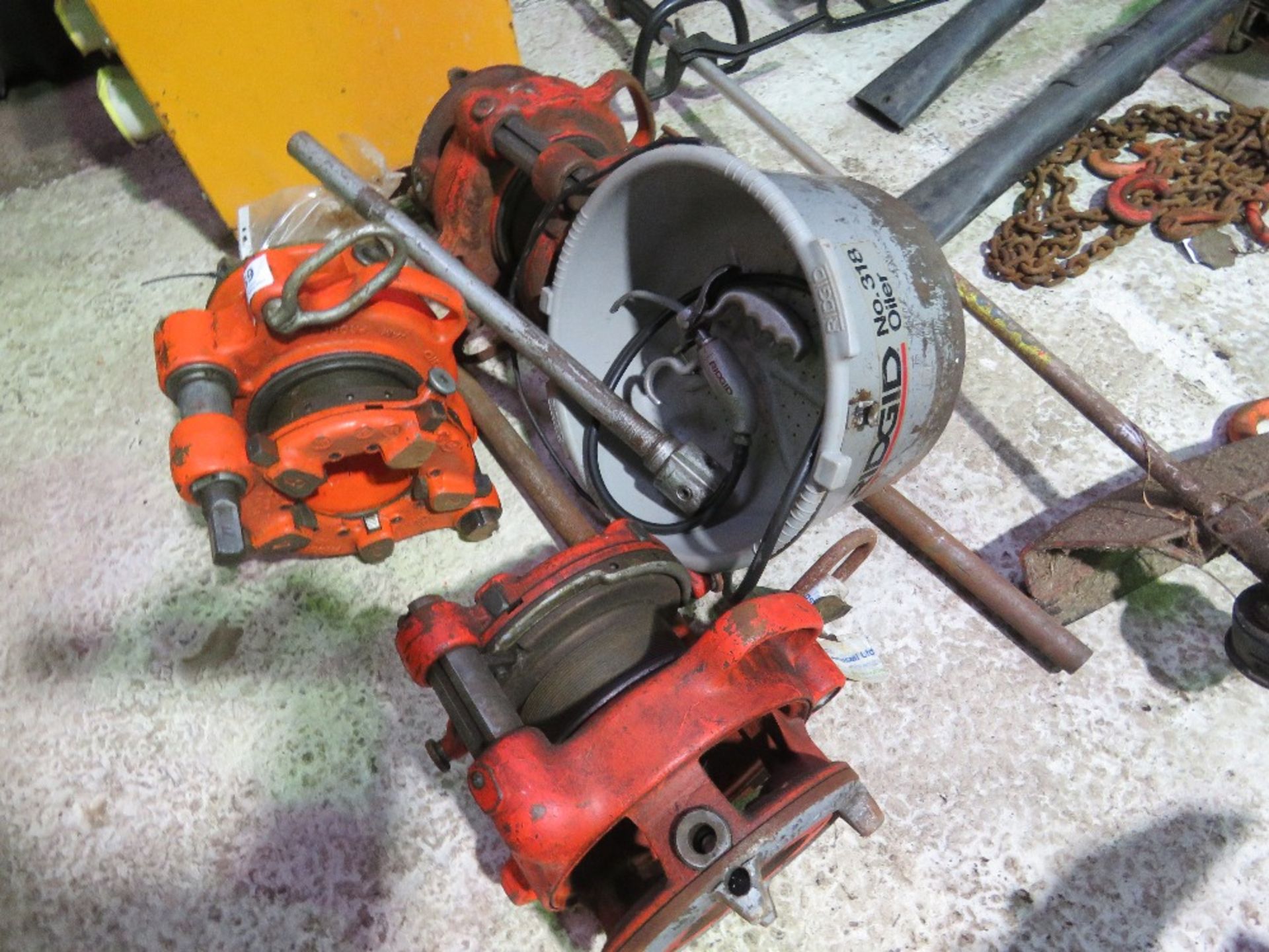 3NO RIDGID TYPE PIPE THREADING HEADS PLUS A CUTTING FLUID BOWL. SOURCED FROM COMPANY LIQUIDATION. - Image 5 of 5