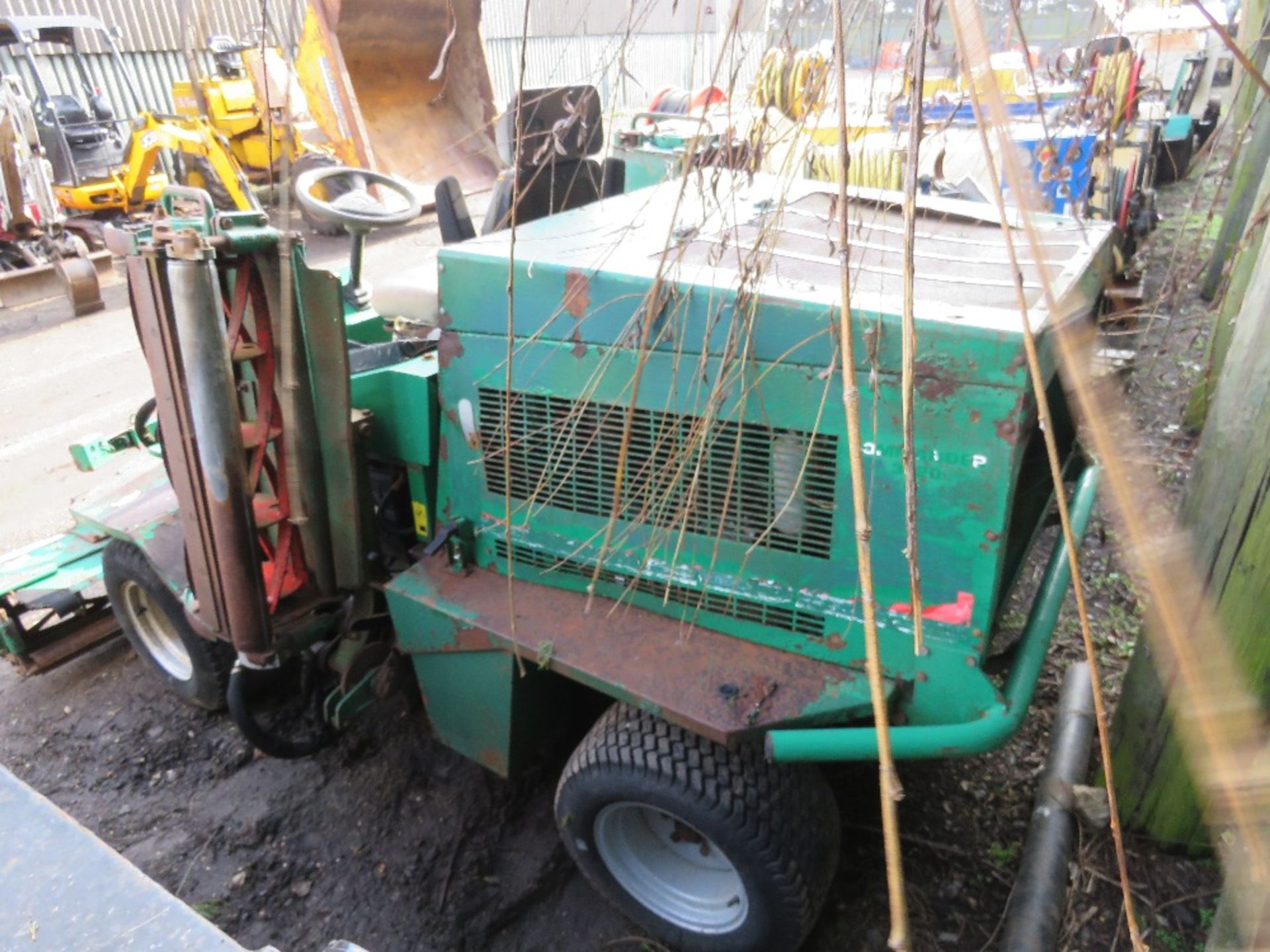 RANSOMES 520 5 GANG RIDE ON CYLINDER MOWER WITH KUBOTA ENGINE. WHEN TESTED WAS SEEN TO RUN, DRIVE, - Image 4 of 12