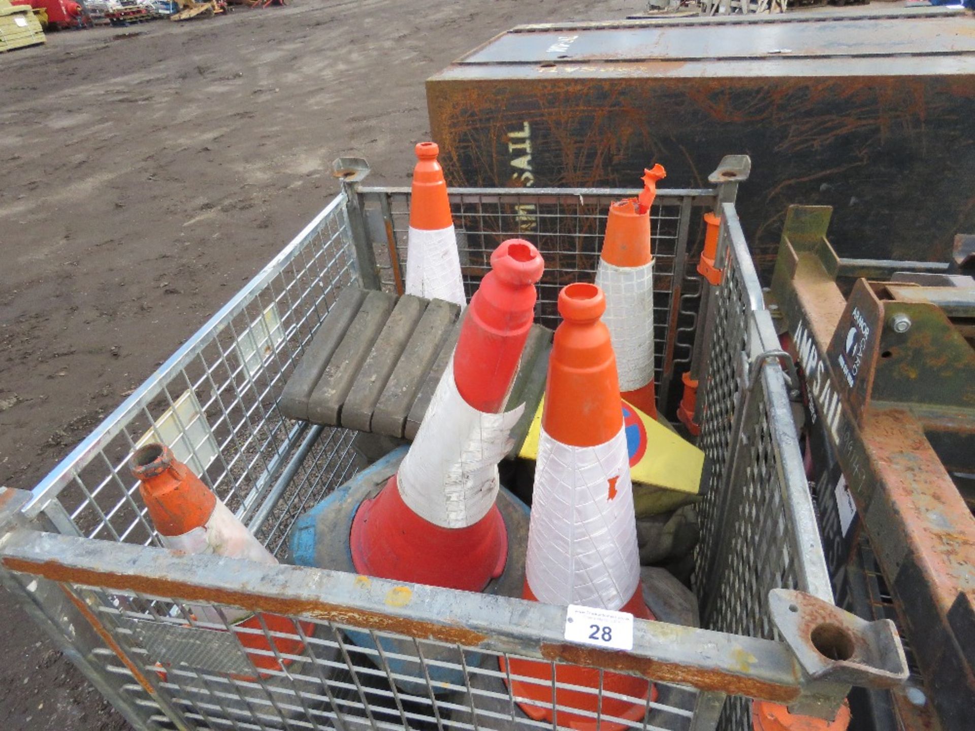 STILLAGE OF ROAD CONES. SOURCED FROM COMPANY LIQUIDATION. - Image 2 of 2