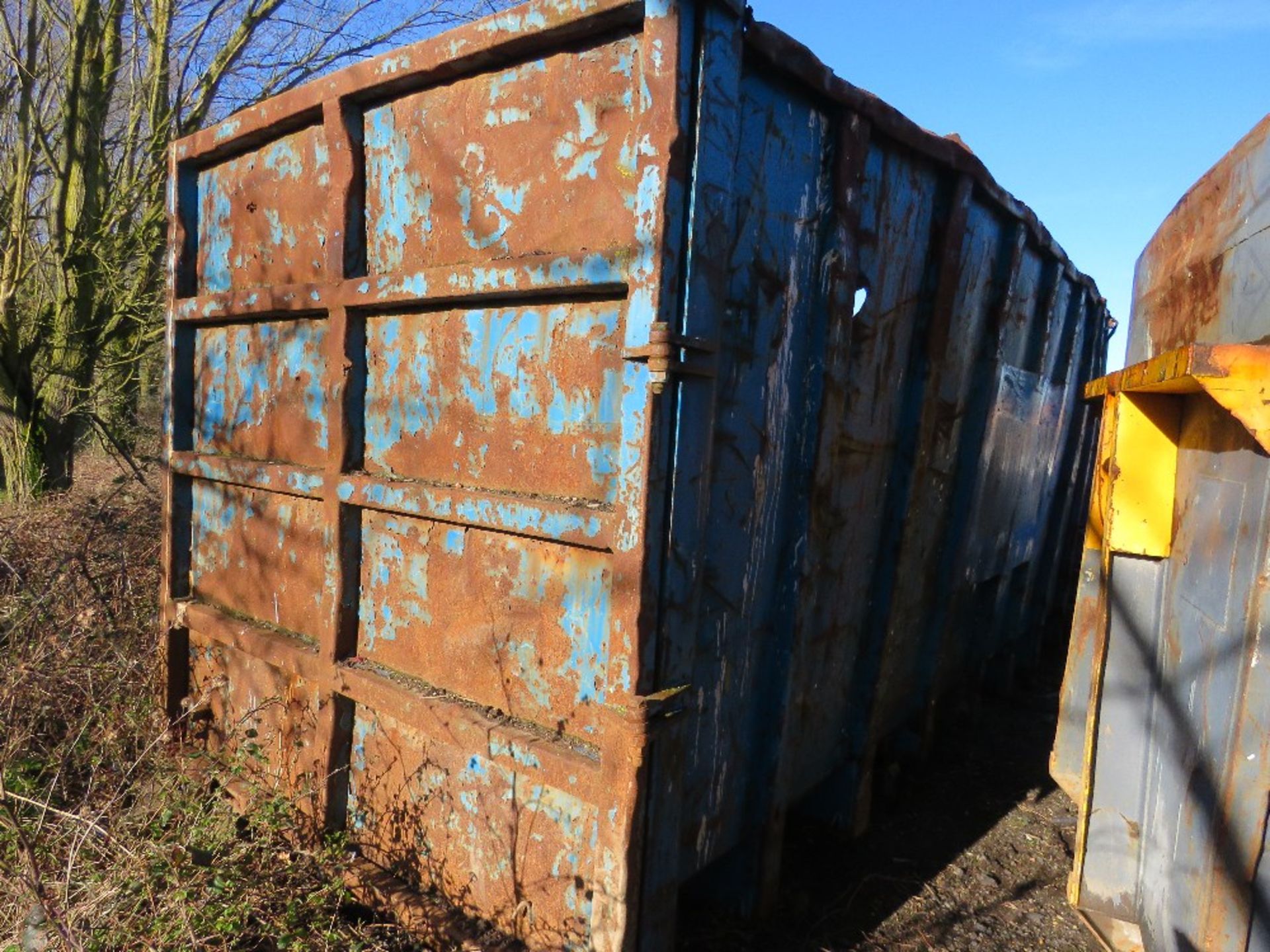 ROLLONOFF TYPE BIG HOOK 40 YARD WASTE BIN WITH FULL WIDTH REAR DOOR. DIRECT FROM LOCAL COMPANY. - Image 4 of 13