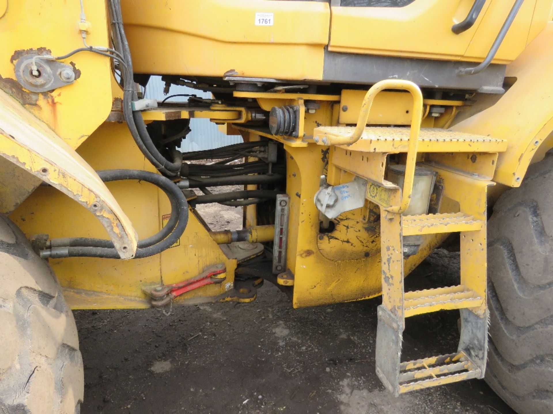 VOLVO L120F WHEELED LOADING SHOVEL YEAR 2009 BUILD. WITH SOIL AND SCREENING BUCKETS AS SHOWN. SN:VCE - Image 3 of 27