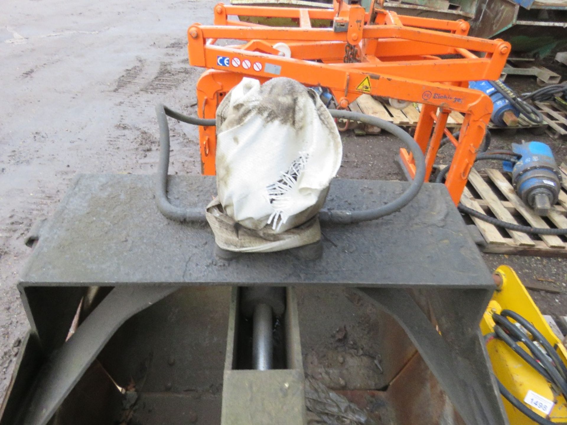 CLAMSHELL GRAB BUCKET WITH ROTATOR 1METRE WIDTH APPROX. - Image 3 of 5