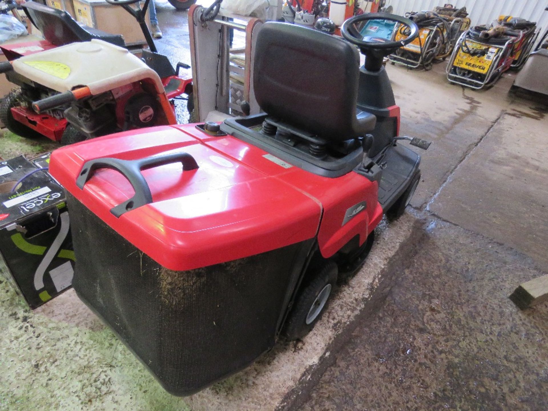 CASTLEGARDEN RIDE ON MOWER WITH COLLECTOR. WHEN TESTEDW AS SEEN TO RUN, DRIVE AND MOWERS TURNED..... - Image 4 of 7