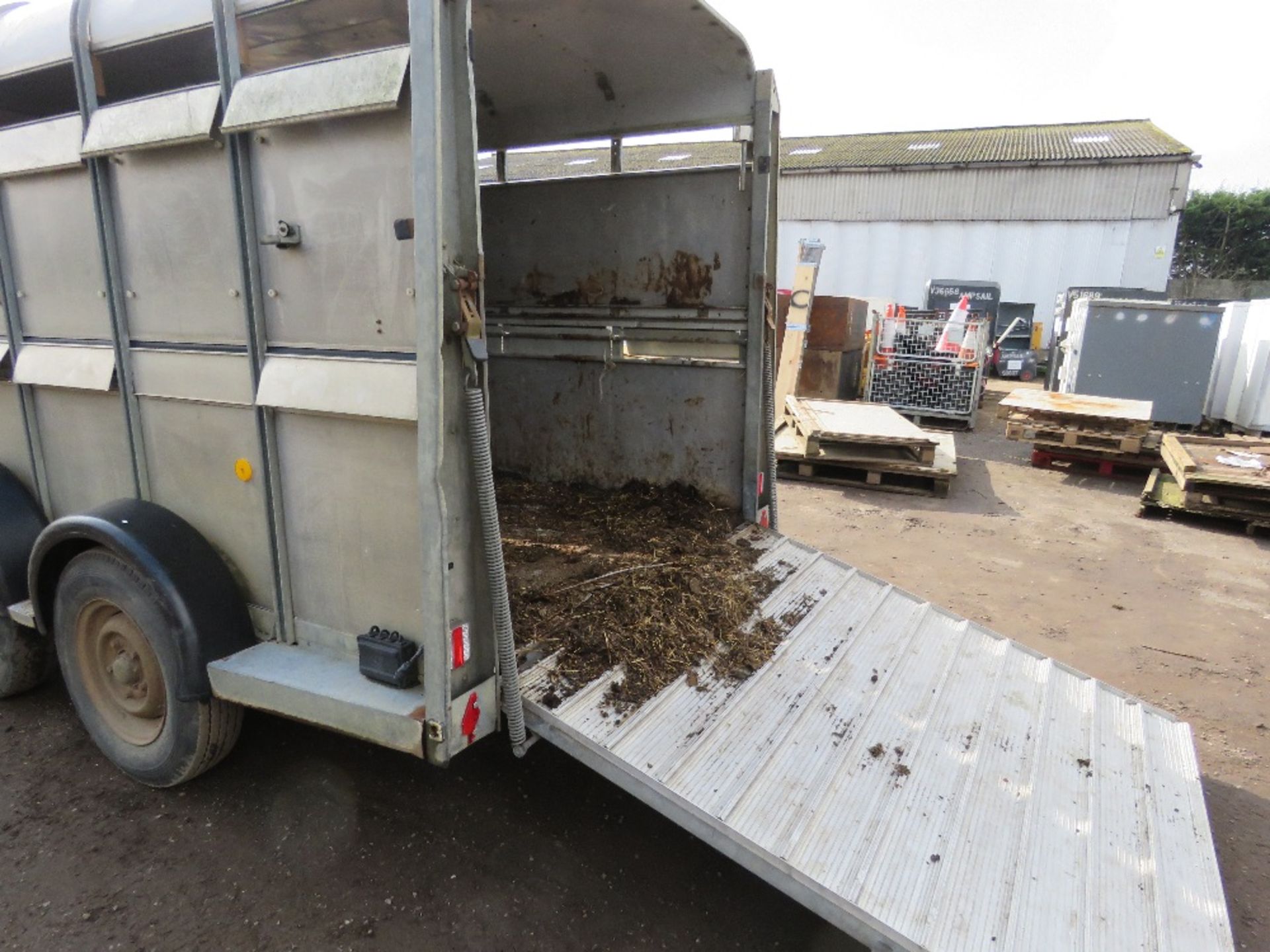 IFOR WILLIAMS TA510G-12 LIVESTOCK TRAILER WITH PARTITIONS AS SHOWN SN:SCK600000Y0288656. SOURCED FRO - Image 7 of 12