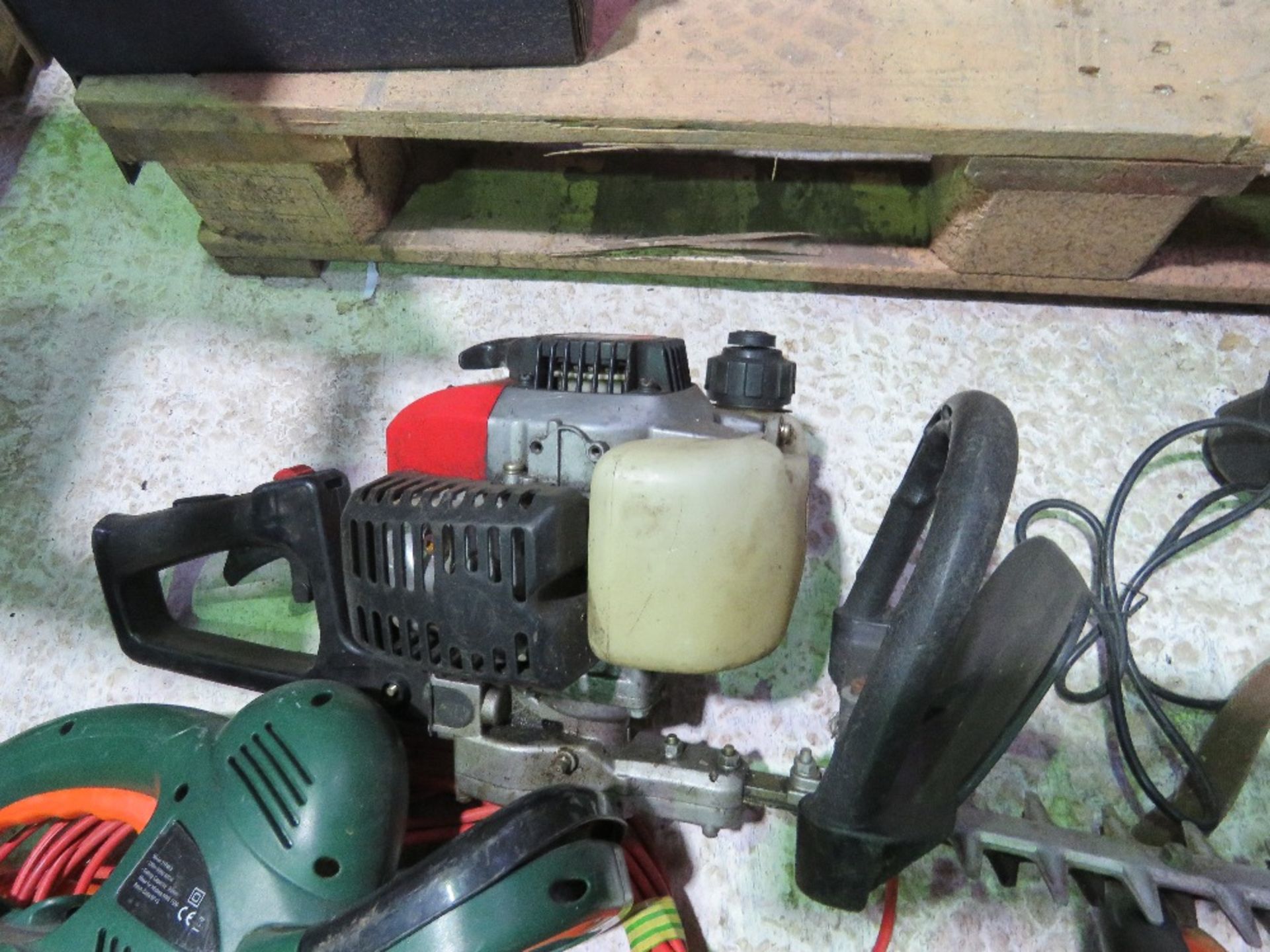 2 X PETROL HEDGE CUTTERS PLUS 2 X ELECTRIC HEDGE CUTTERS AND A CHAINSAW SHARPENER. - Image 5 of 14