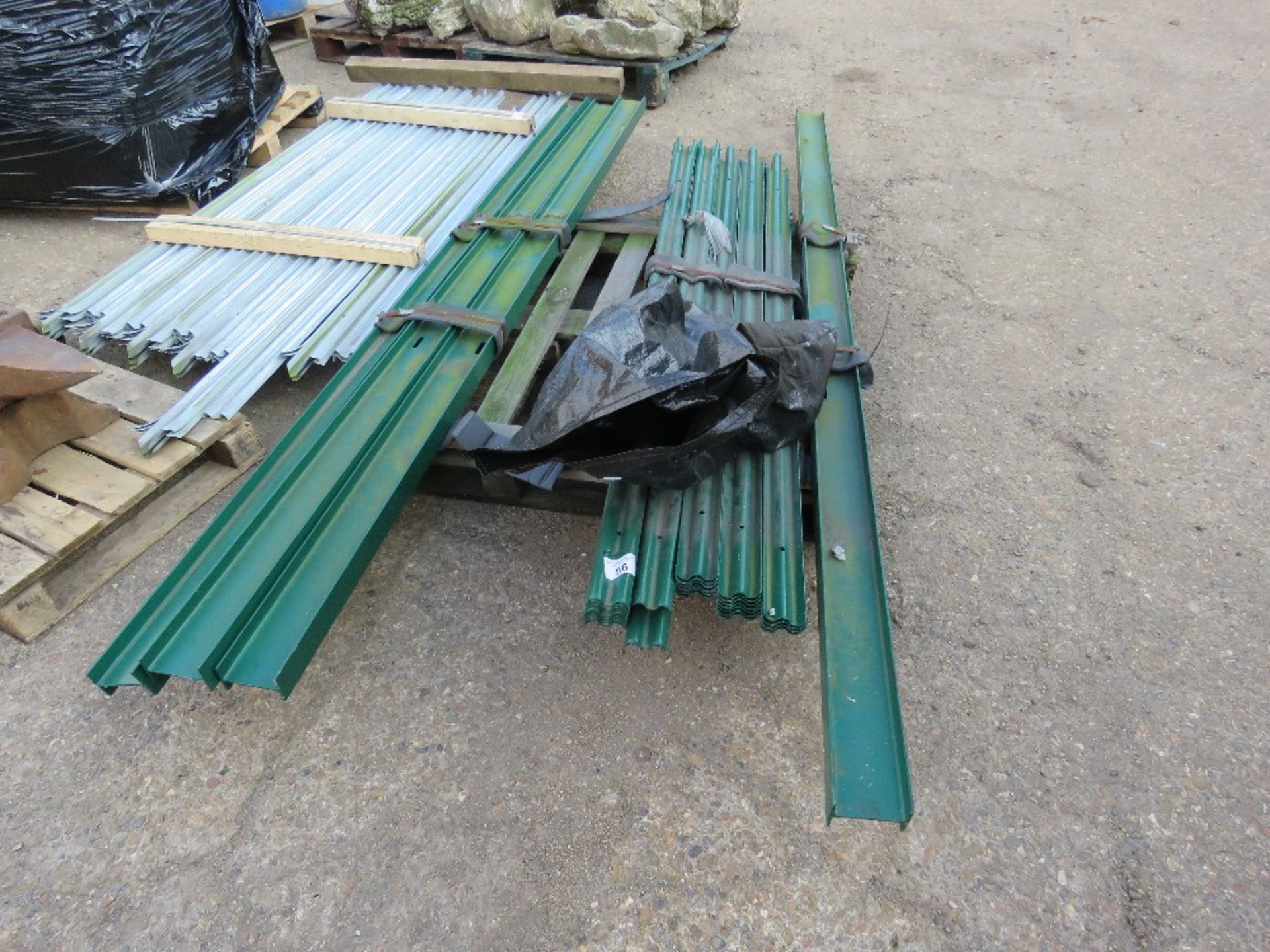 PALLET CONTAINING GREEN PALLISADE FENCING. 4 POSTS @ 2.73M HEIGHT PLUS PALINGS @ 1.95M PLUS SOME BOL - Image 2 of 7