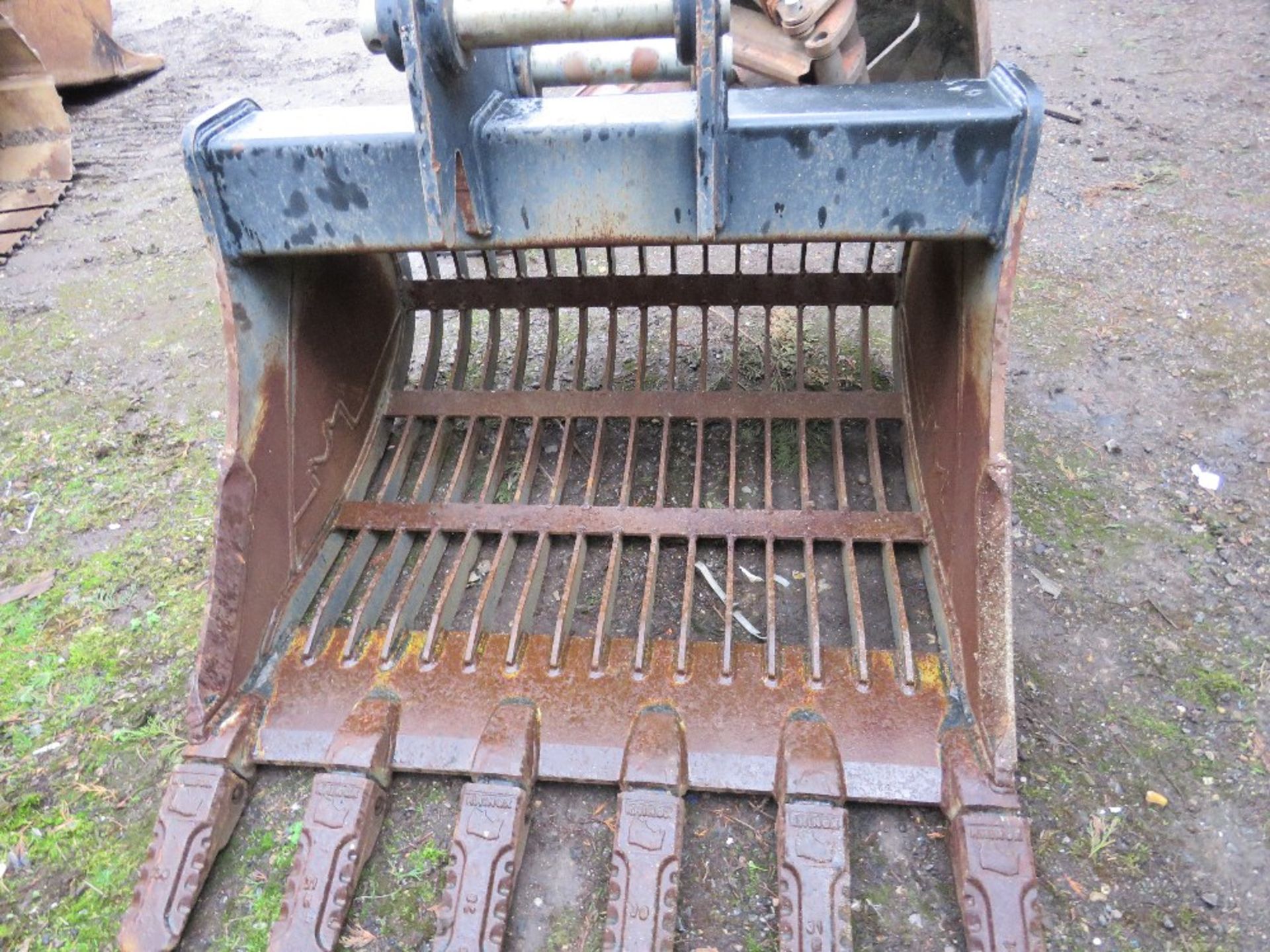 RHINOX 1.2M WIDTH EXCAVATOR MOUNTED RIDDLE BUCKET ON 65MM PINS, LITTLE USED. BEING SOLD AS SURPLUS T - Image 3 of 5