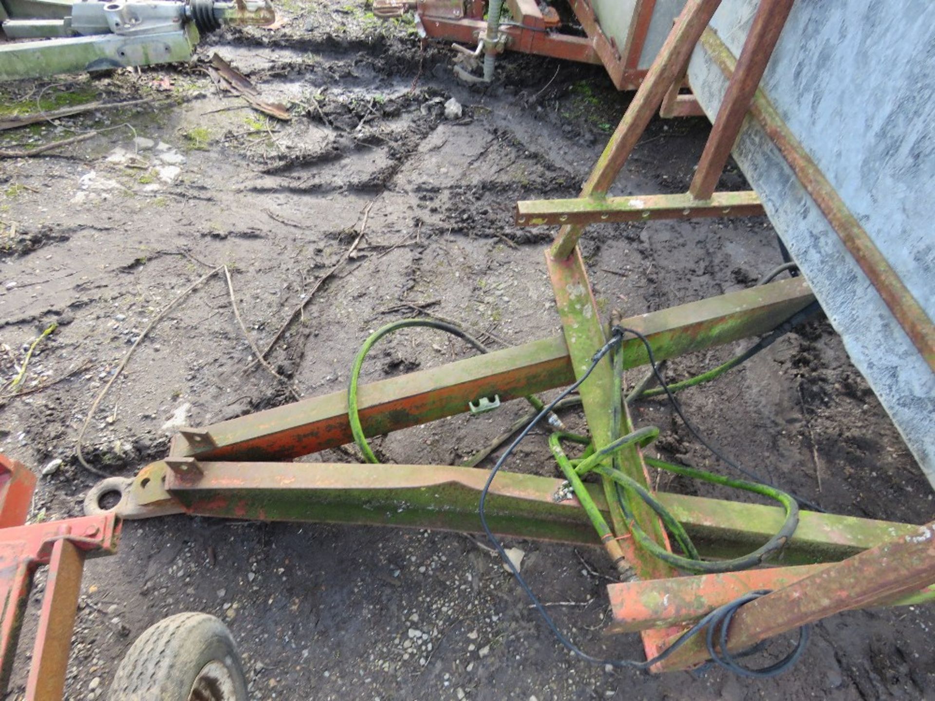 FLAT 8 BALE TRANSPORT TRAILER WITH MIDDLE SPIKE. - Image 3 of 4