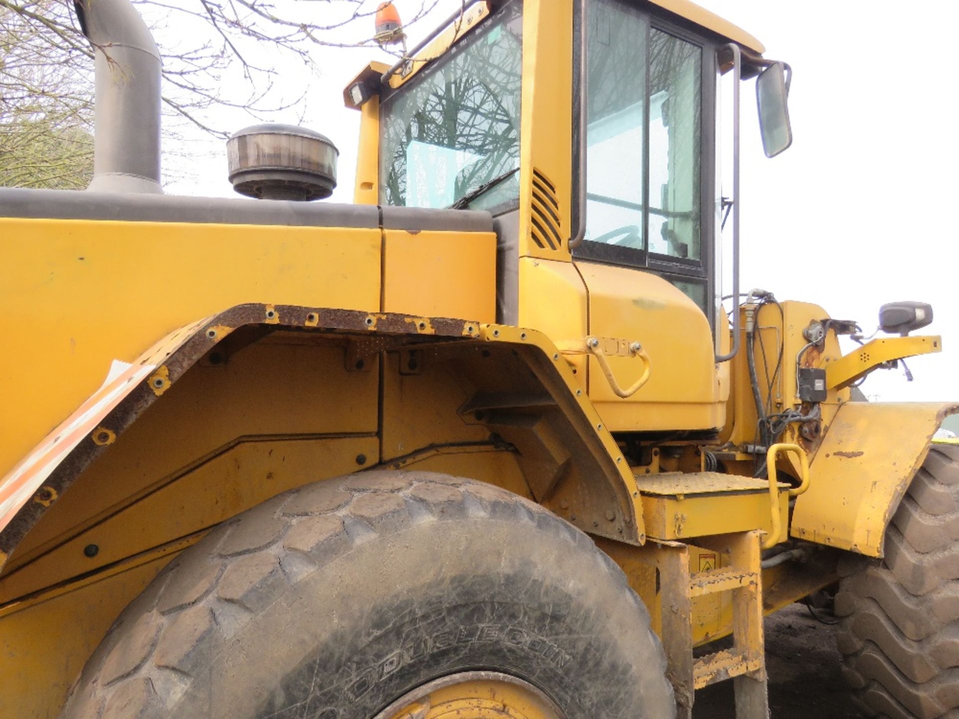 VOLVO L120F WHEELED LOADING SHOVEL YEAR 2009 BUILD. WITH SOIL AND SCREENING BUCKETS AS SHOWN. SN:VCE - Image 9 of 27