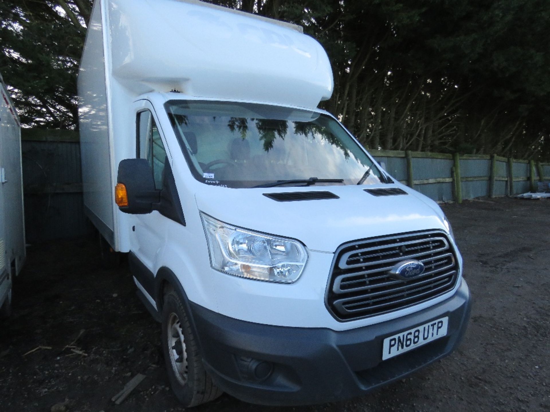 FORD TRANSIT 350 LUTON BOX VAN WITH TAIL LIFT. REG:PN68 UTP. WITH MOT UNTIL 31/10/24. V5 DOCUMENT, - Image 2 of 12