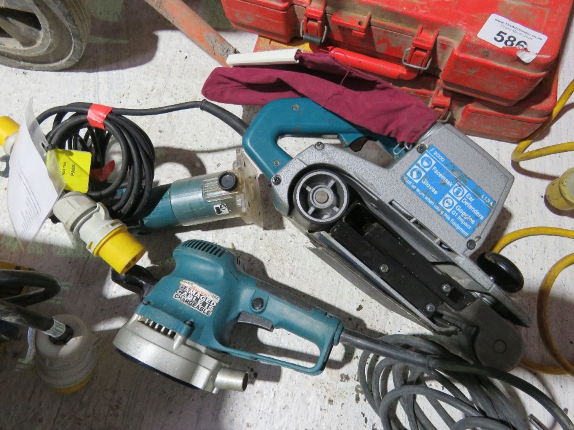 3NO POWER TOOLS: MAKITA BELT SANDER, SANDER AND A ROUTER. - Bild 6 aus 6