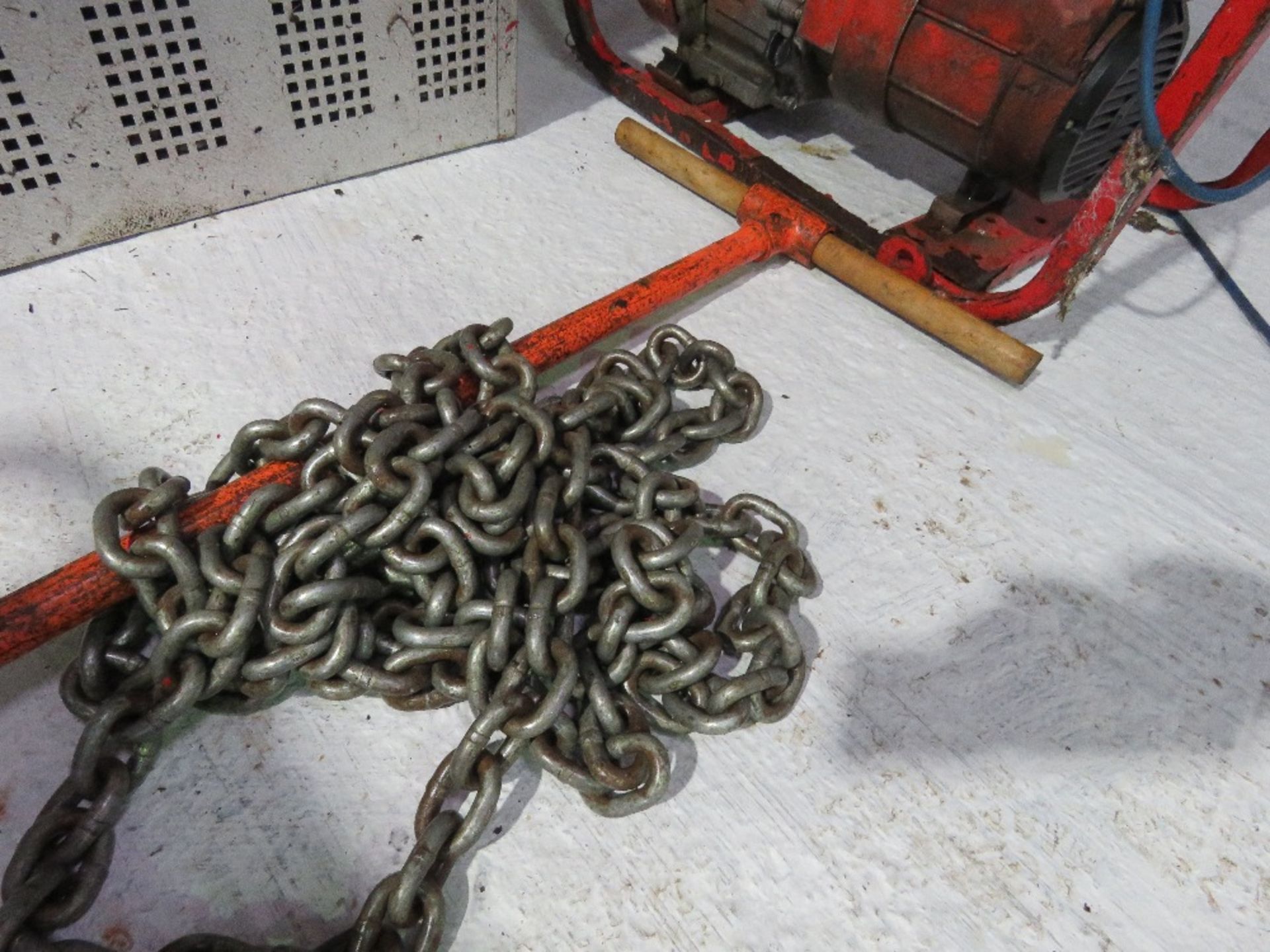 POST HOLE BORER PLUS A SECURING CHAIN.OWNER RETIRING. THIS LOT IS SOLD UNDER THE AUCTIONEERS MARG - Image 3 of 3