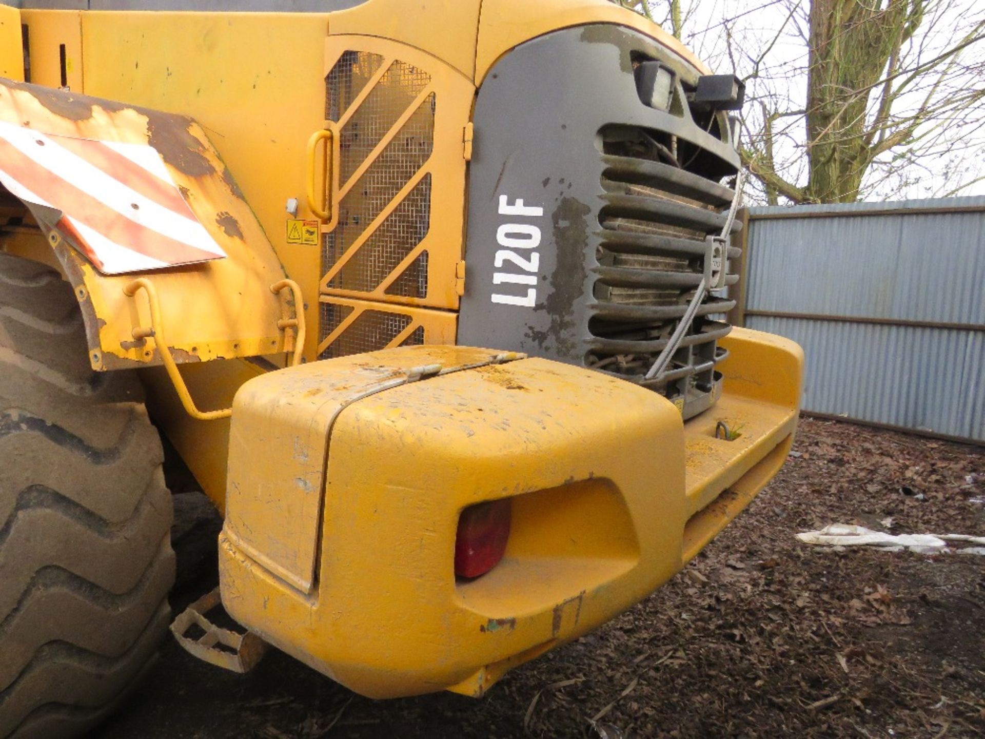 VOLVO L120F WHEELED LOADING SHOVEL YEAR 2009 BUILD. WITH SOIL AND SCREENING BUCKETS AS SHOWN. SN:VCE - Image 7 of 27