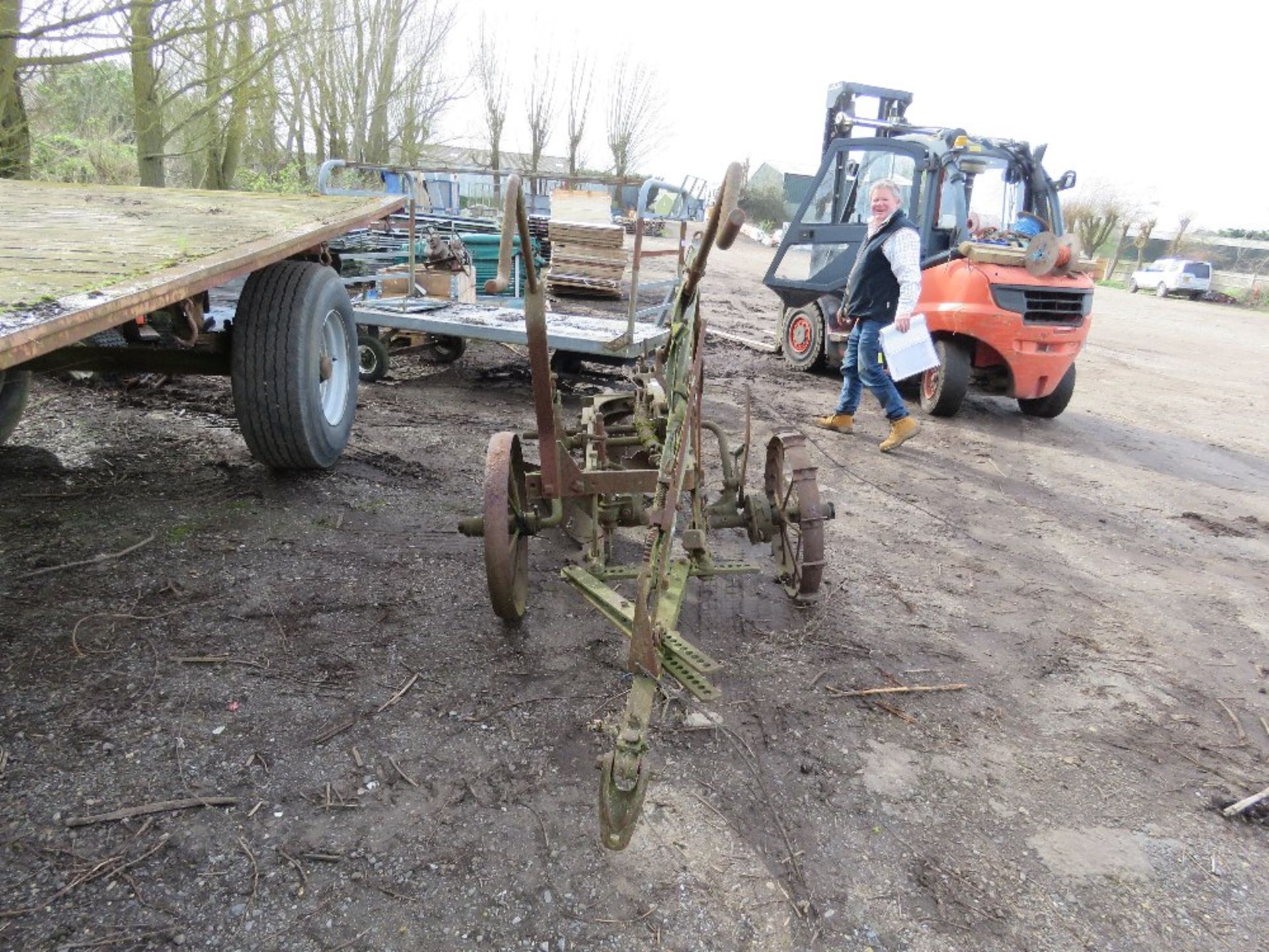 VINTAGE 2 FURROW TRAILED TRACTOR PLOUGH.....THIS LOT IS SOLD UNDER THE AUCTIONEERS MARGIN SCHEME, TH - Image 3 of 5